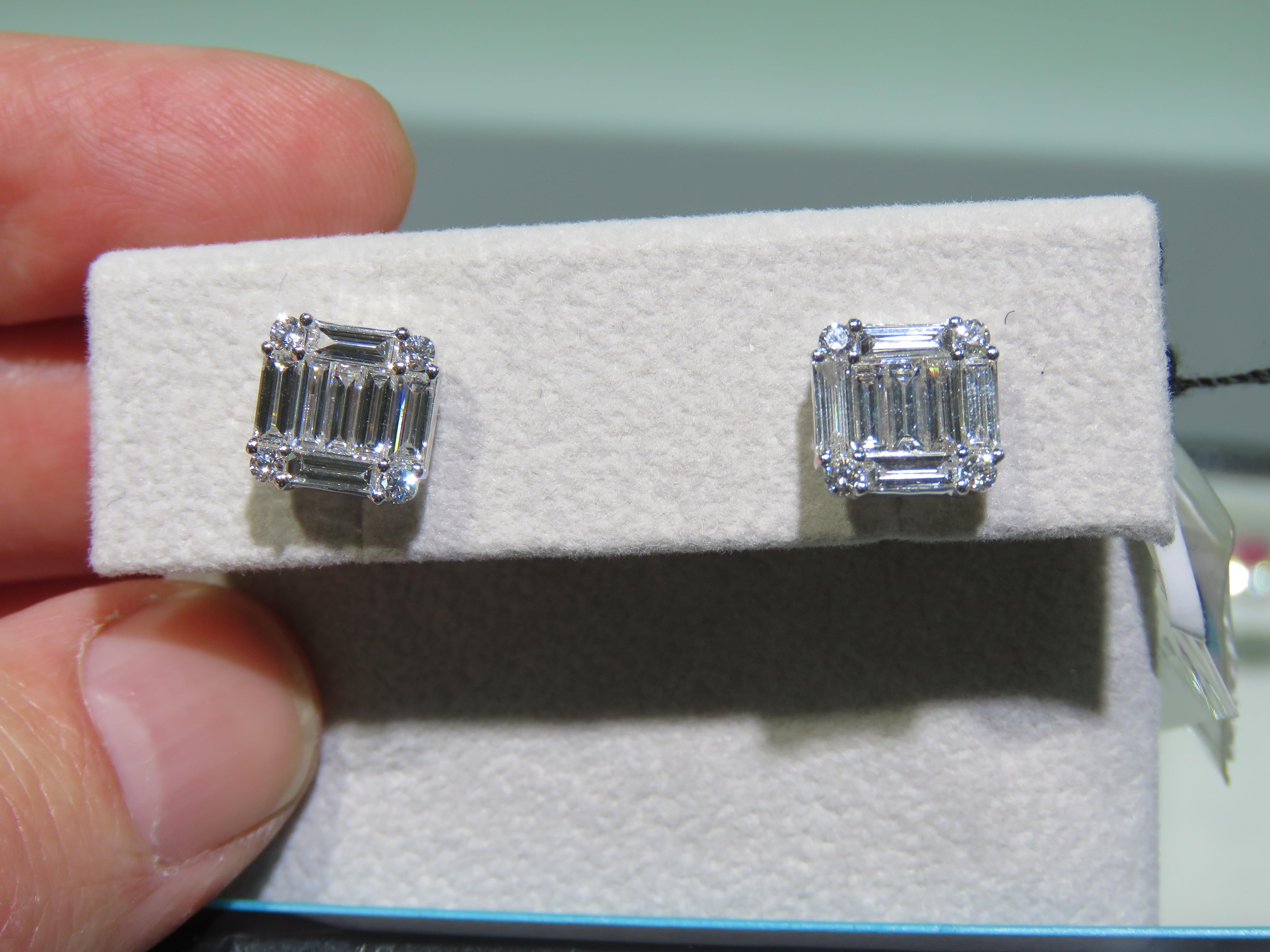 Il seguente articolo che offriamo è questo raro e importante orecchino d'oro 18KT, splendido e scintillante, con un magnifico cuore di diamanti Baguette. Gli orecchini contengono circa 1,50 carati di bellissime baguette e tondi.  Diamanti circondati