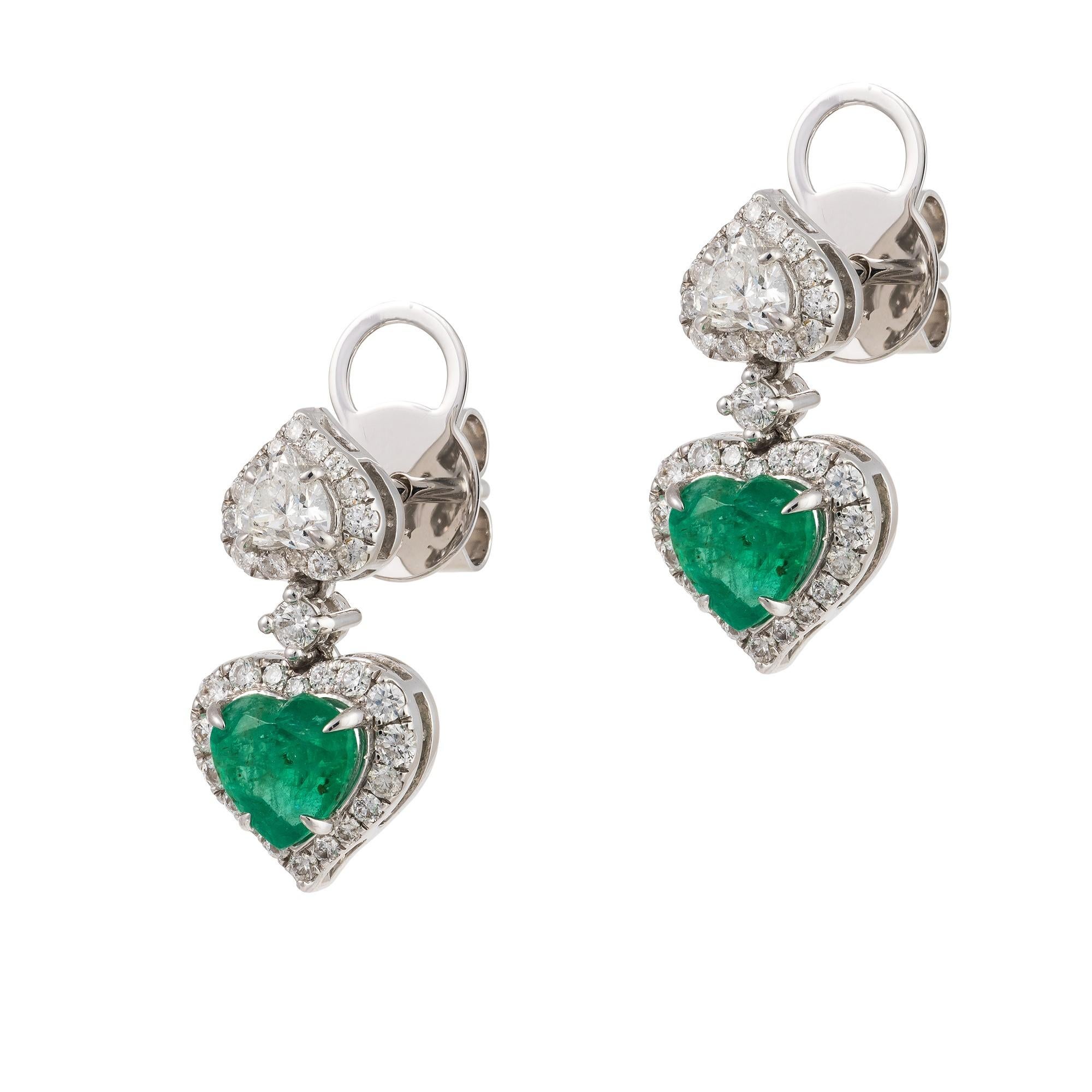 El siguiente artículo que ofrecemos es este Raro Importante Radiante 18KT Oro Gorgeous Glittering y Sparkling Magnífico Fancy Esmeralda Corazón y Diamante Corazón Dangle Pendientes. ¡Los pendientes contienen aproximadamente 3 quilates de preciosas