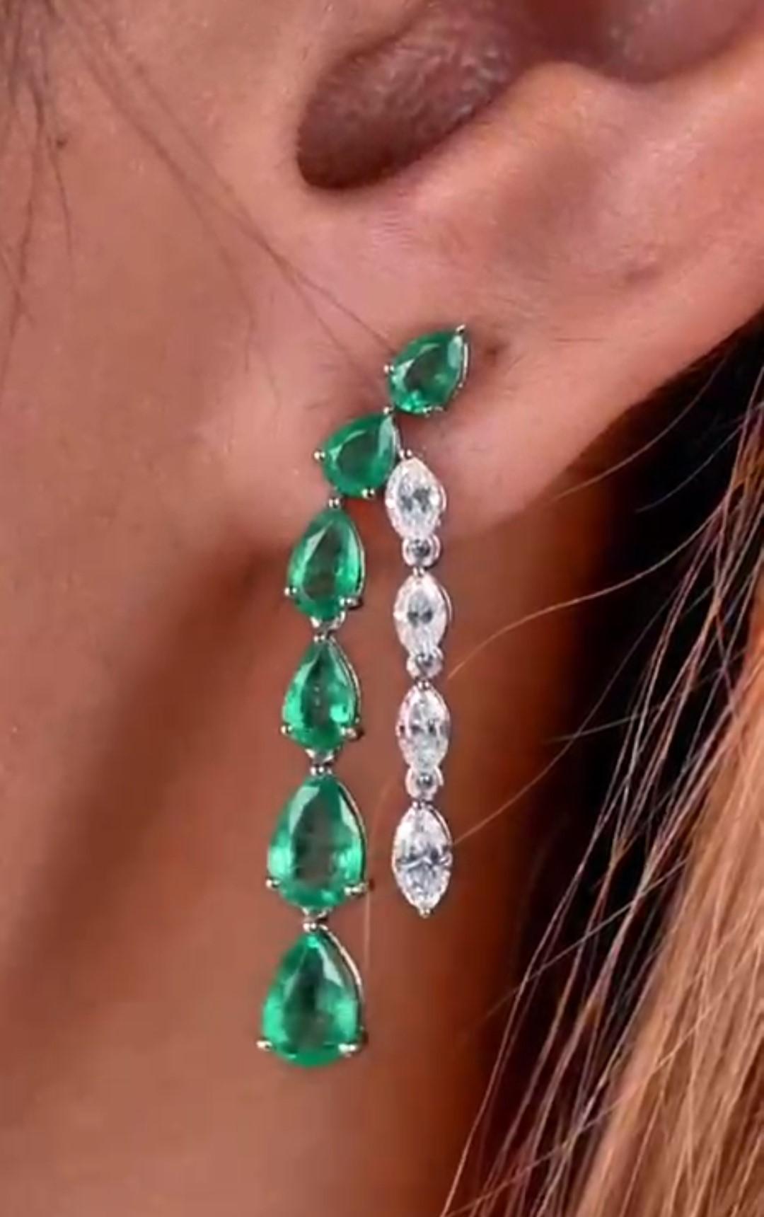 NWT $8, 750 Pendientes Colgantes de Oro de 18 KT con Diamantes Esmeralda de Fantasía de Gran Brillo Corte mixto en venta