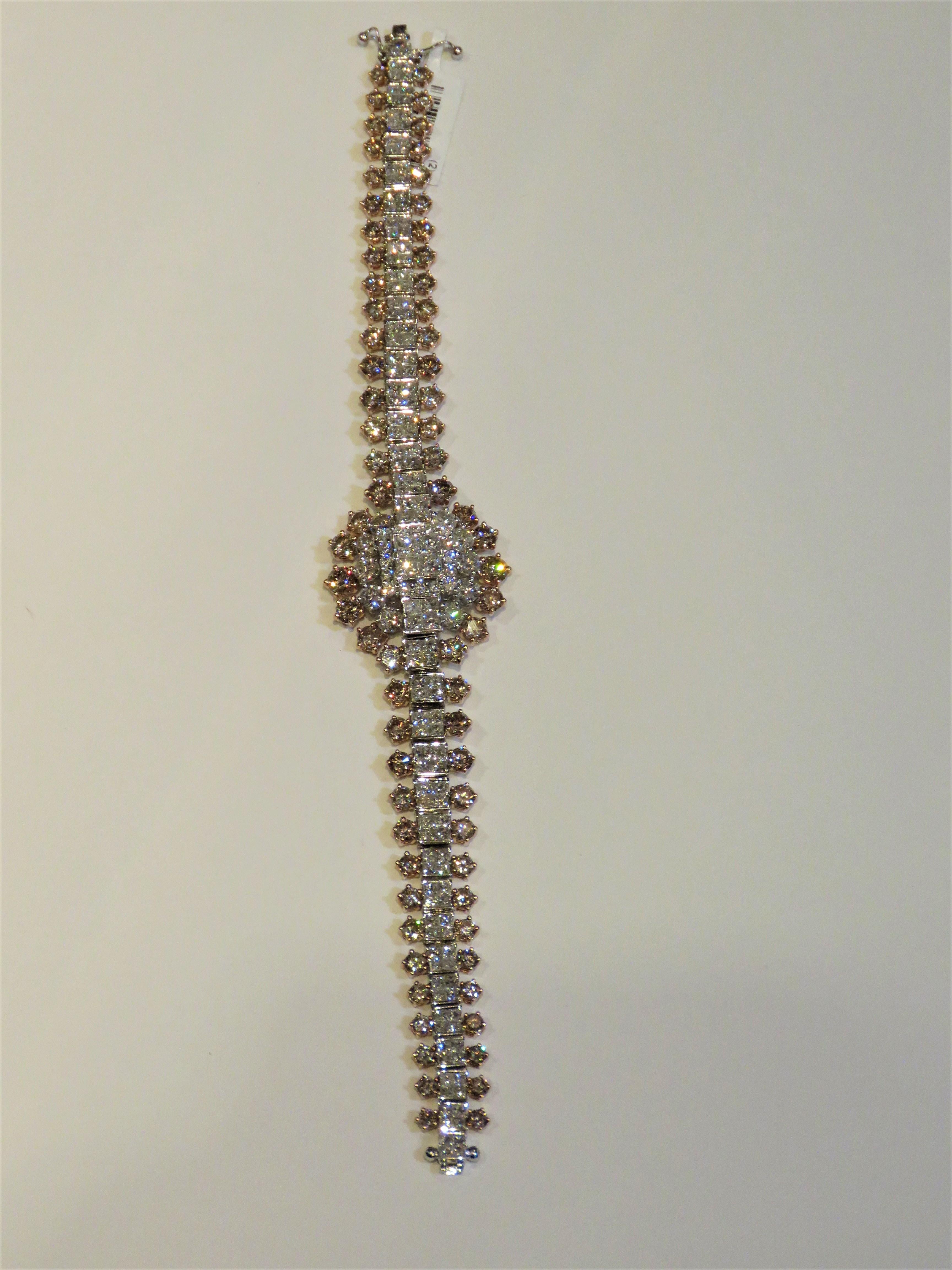 El siguiente artículo que ofrecemos es esta Importante e Insólita Pulsera de Diamantes de Fantasía de Oro de 18 KT, Magnífica, Brillante y Centelleante. ¡La pulsera contiene aproximadamente 18,50 quilates de hermosos diamantes de color coñac y