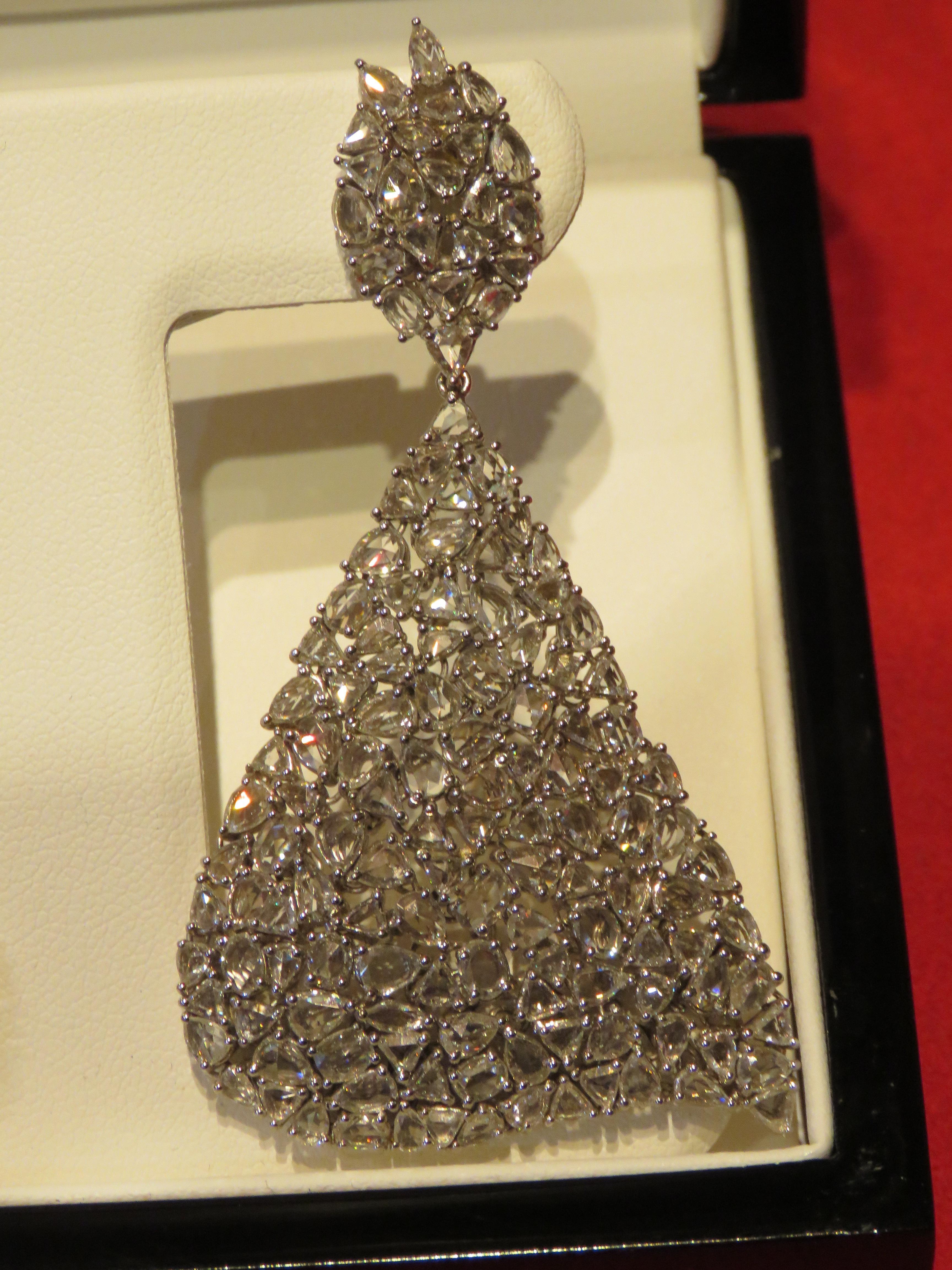 Neu mit Etikett, $85 000 18KT, prächtiger Fancy, Gold  Wunderschöne Rosecut-Diamant-Drape-Ohrringe (Rosenschliff) im Angebot