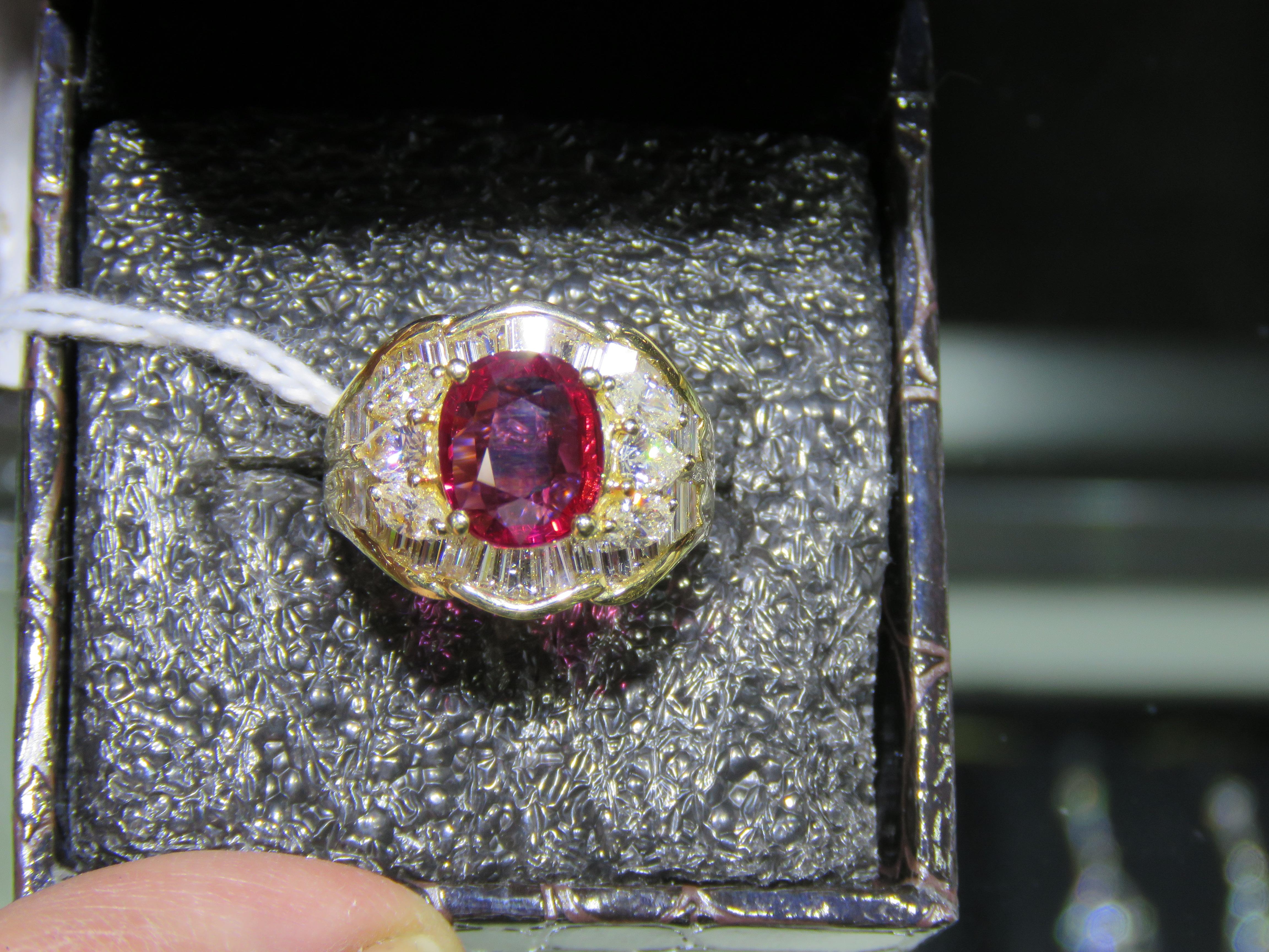 Taille mixte NWT $88, 500 Fancy Large 18KT Gold Glittering Ruby Diamond Cocktail Ring en vente