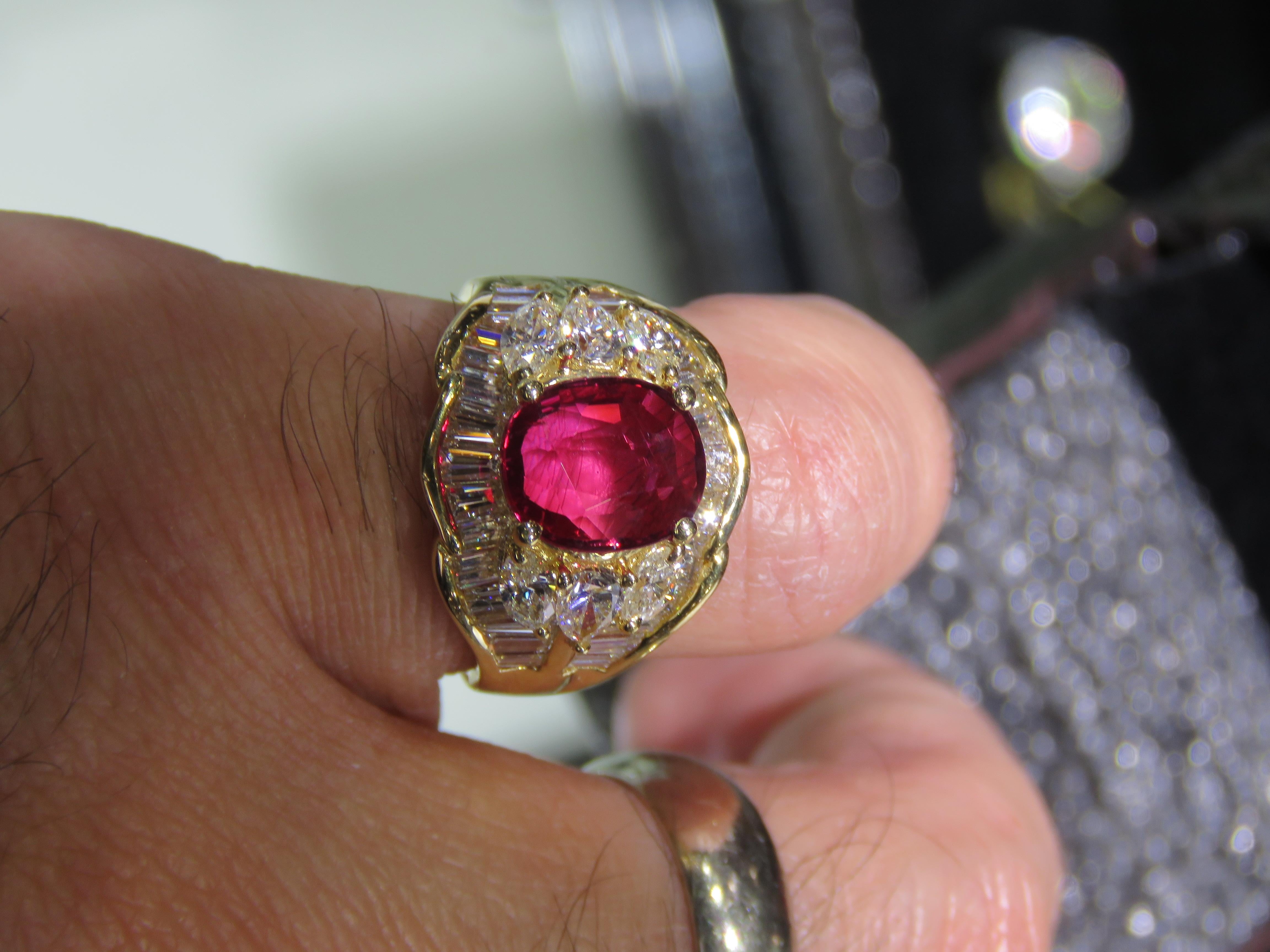 NWT $88, 500 Fancy Large 18KT Gold Glittering Ruby Diamond Cocktail Ring Neuf - En vente à New York, NY