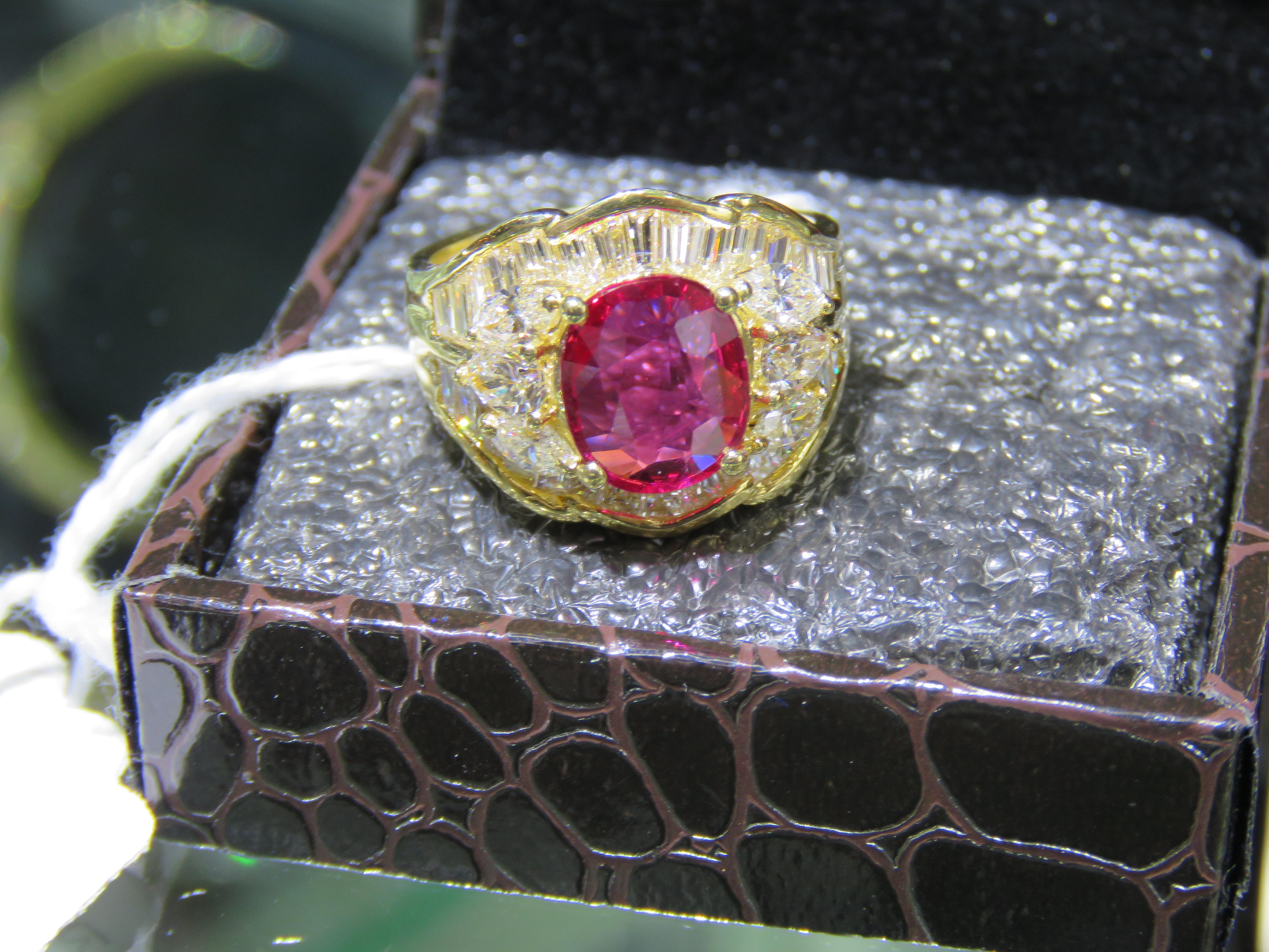 NWT $88, 500 Fancy Large 18KT Gold Glittering Ruby Diamond Cocktail Ring Pour femmes en vente