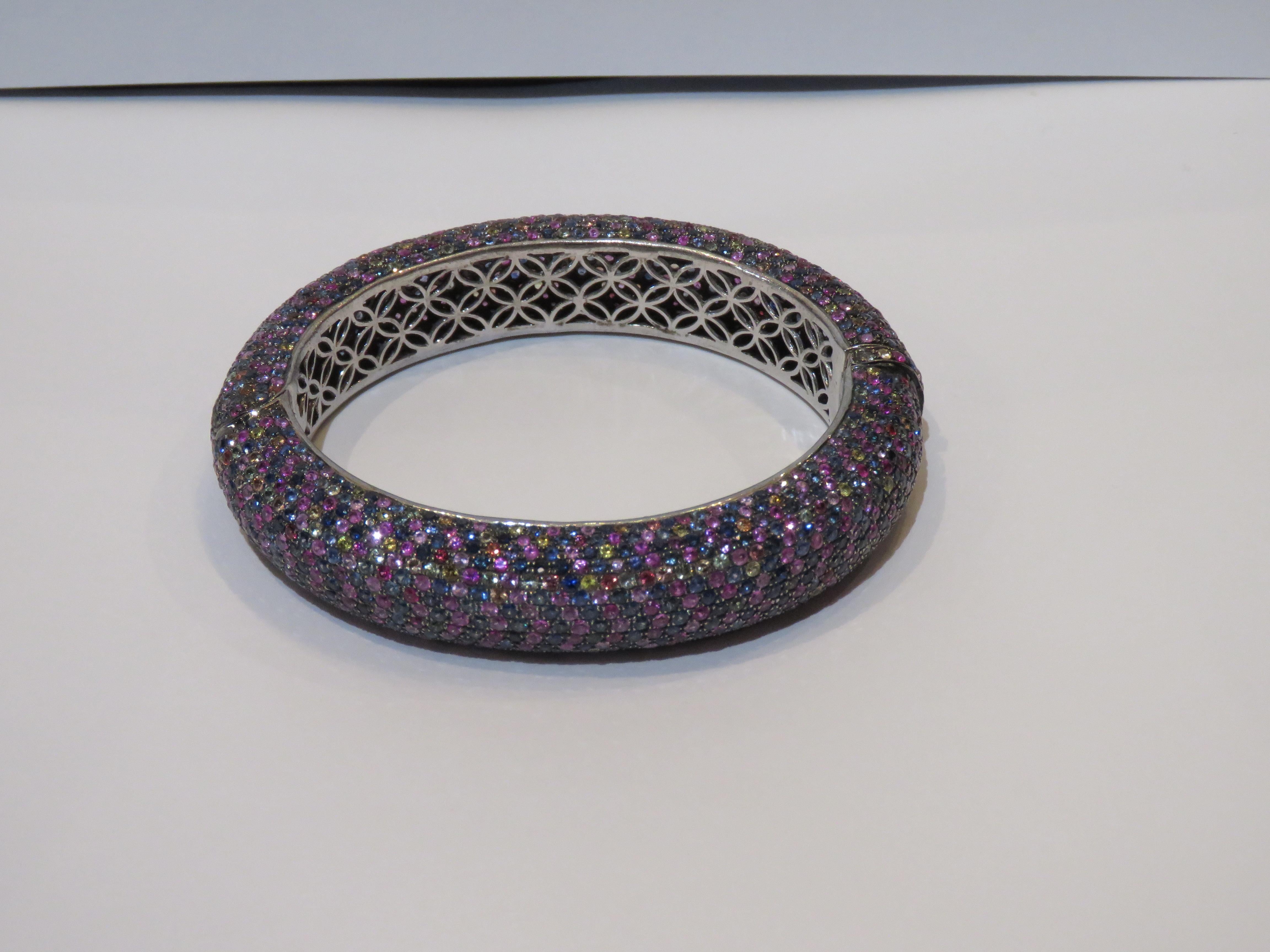 El siguiente artículo que ofrecemos es esta magnífica pulsera de plata de ley con forma de brazalete en forma de arco iris multicolor. T.C.W. APROX 40CTS!!! Este Magnífico Brazalete es una Rara Pieza de Muestra que se vendía en selectos Hoteles de