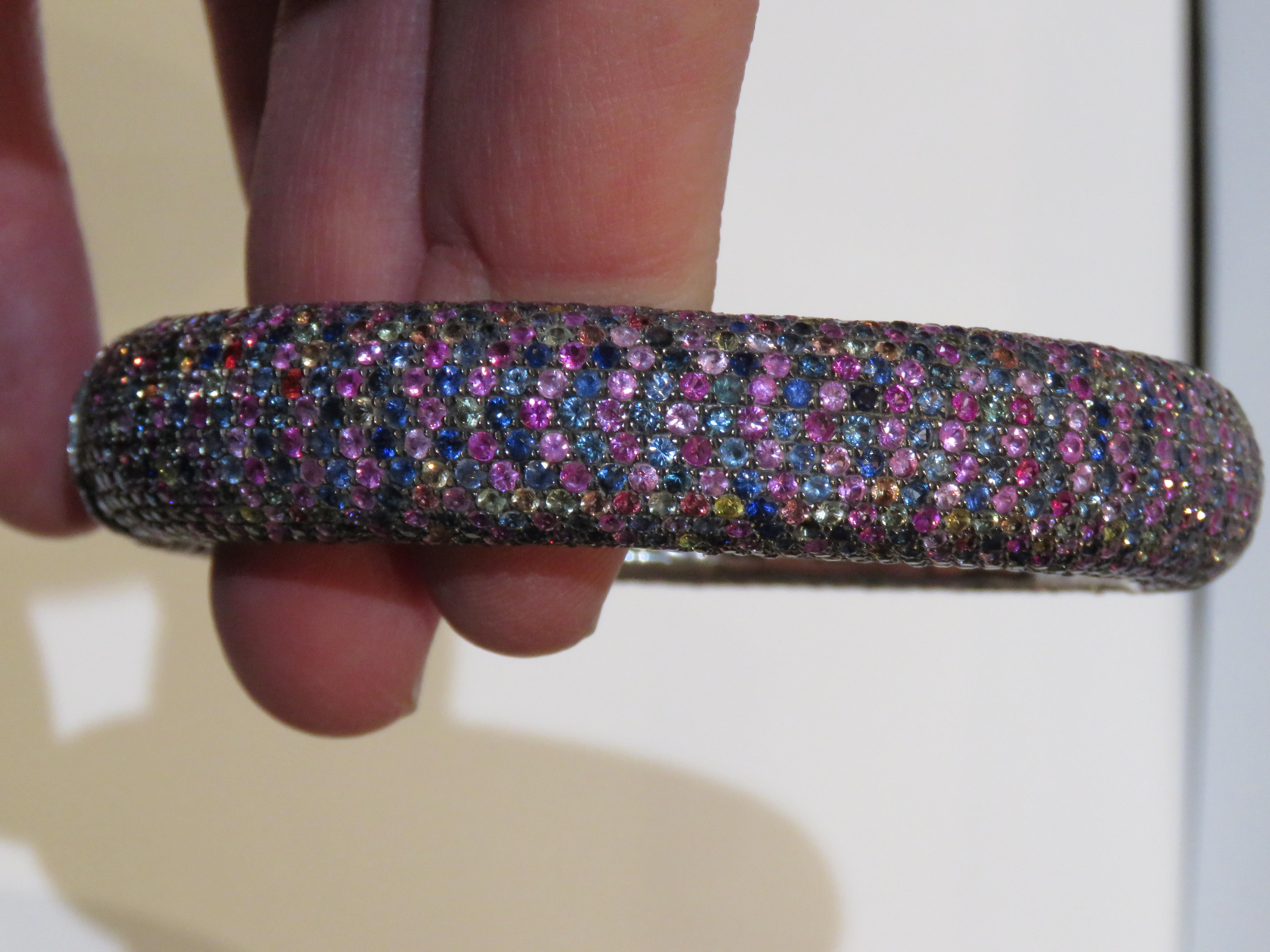 NWT $9, 000 Fancy Glittering 40CT Multi Color Sapphire Bracelet Bangle Cuff en Nuevo estado para la venta en New York, NY