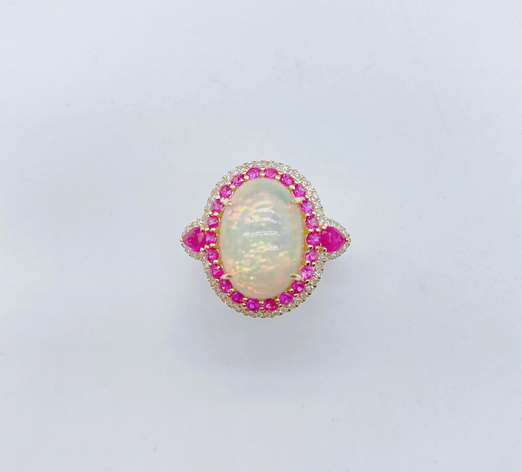 Il seguente oggetto è un importante e raro anello in oro 18KT con opale bianco e diamante e rubino. L'anello è composto da una GRANDE e splendida Opale bianca di fuoco circondata da un bellissimo alone di diamanti e rubini scintillanti e baguette di