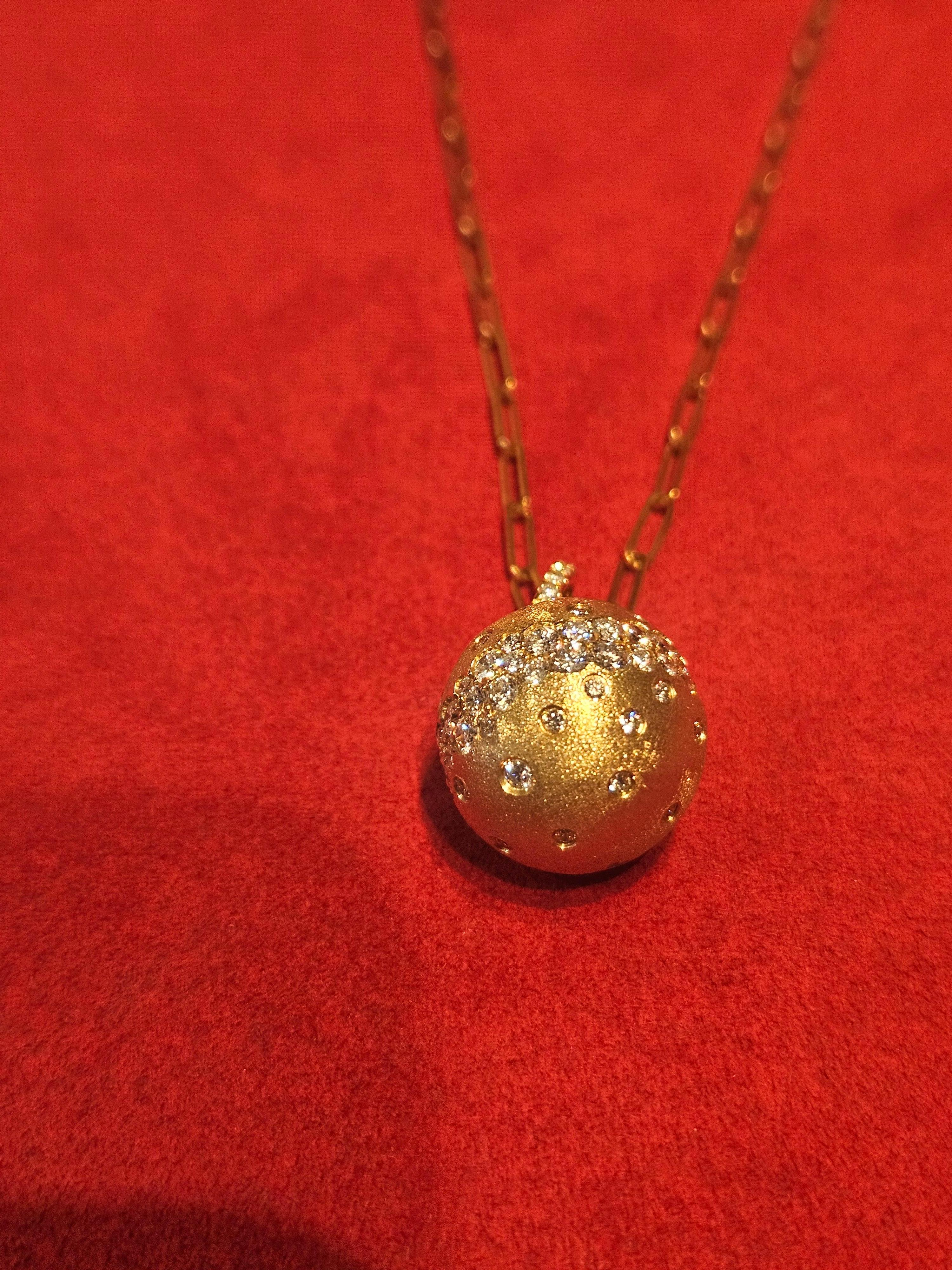 Der folgende Artikel, den wir anbieten, ist diese seltene wichtige strahlende 14KT Gold wunderschöne glitzernde und funkelnde prächtige Fancy Globe Ball Diamond Anhänger Halskette. Halskette enthält ca. 1,75CTS von schönen Fancy Diamanten umgeben!!!