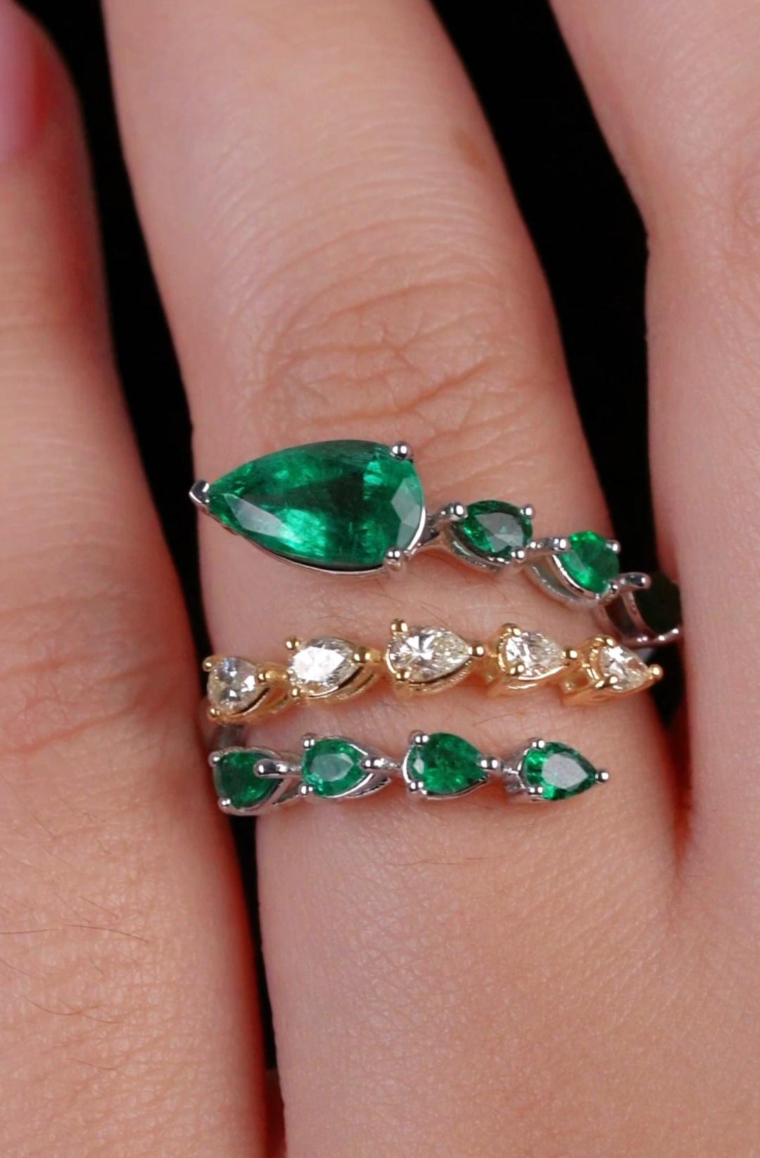 L'article suivant que nous vous proposons est cette bague en or 18KT, rare, importante, rayonnante, magnifique, scintillante et étincelante, composée d'une émeraude et d'un diamant jaune fantaisie. La bague contient environ 3CTS d'émeraudes et de