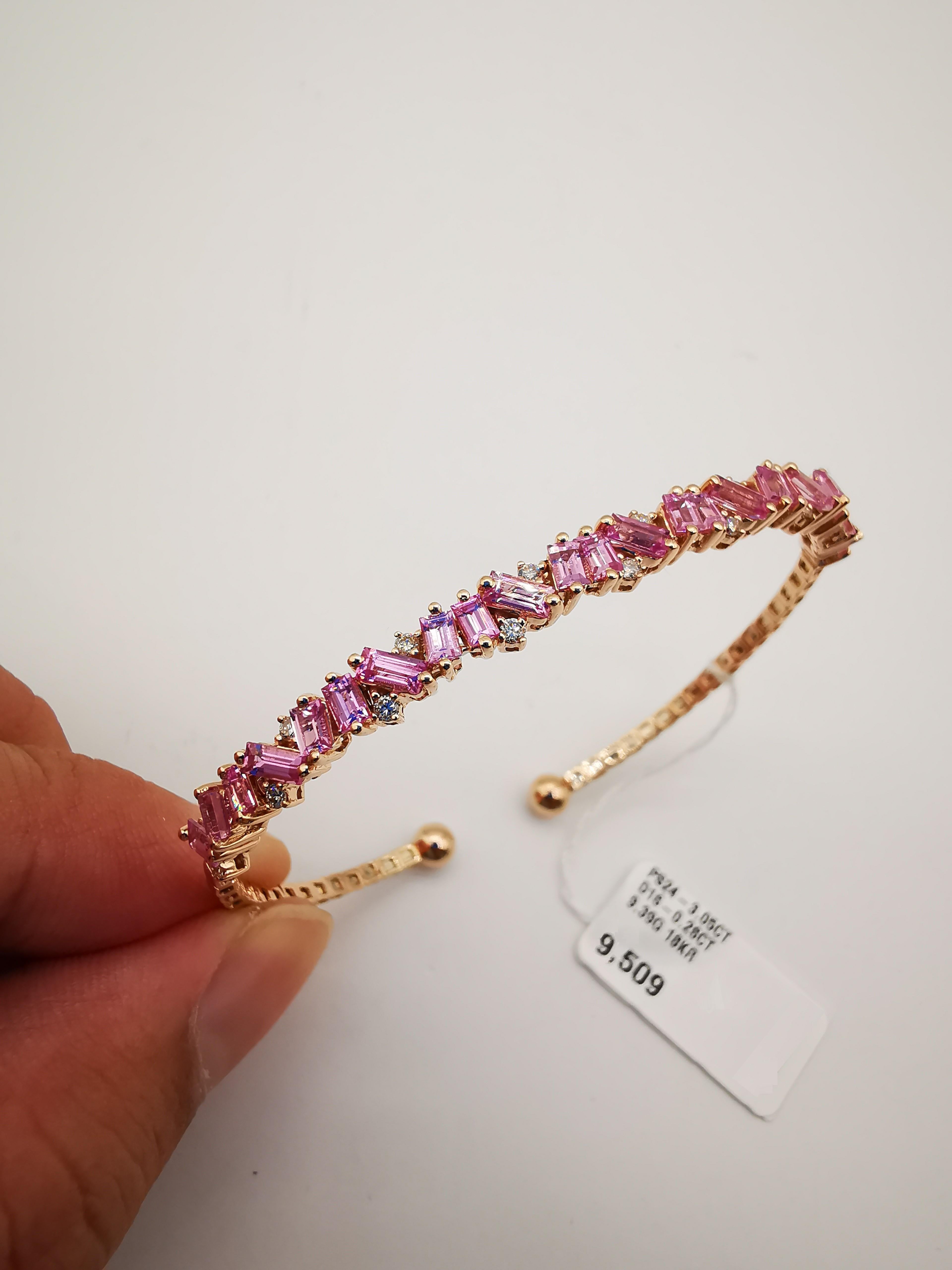 NEU $9, 509 18KT Gold Fancy Trillion Baguette Rosa Saphir Diamant-Armreif Manschette (Gemischter Schliff) im Angebot