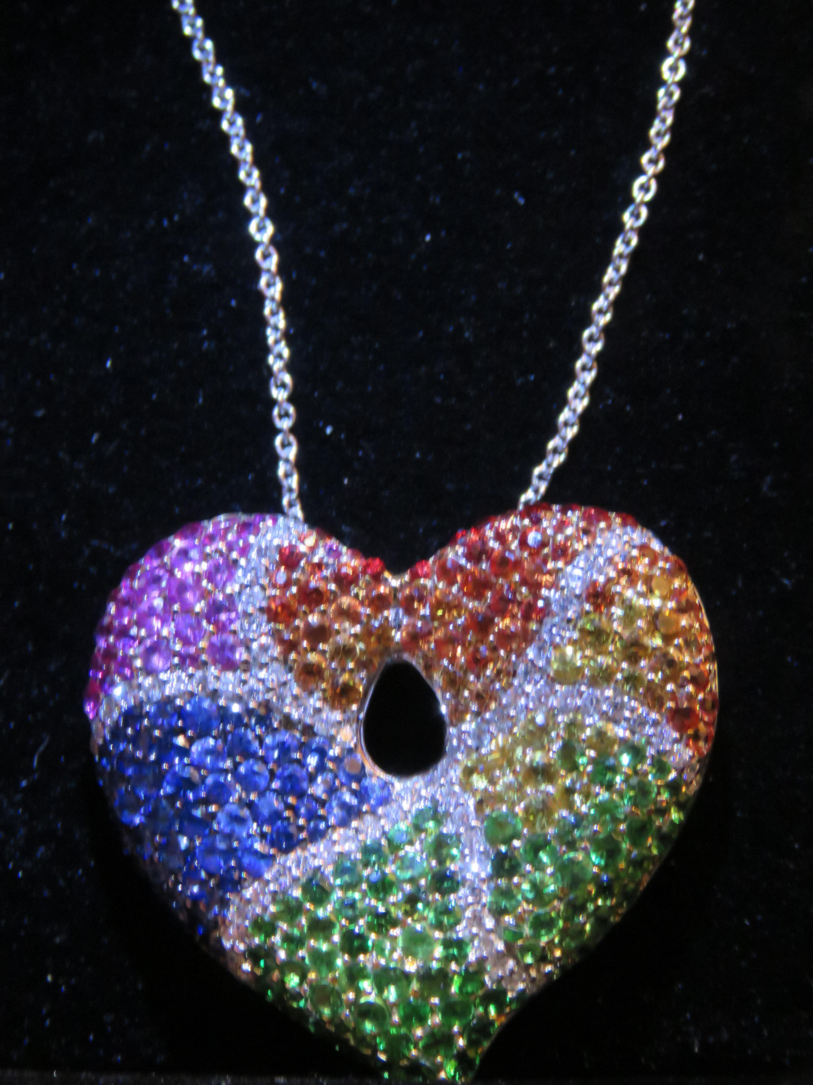 Round Cut NWT $9, 600 Important 18KT Large 4CT Rainbow Sapphire Diamond Heart Necklace For Sale