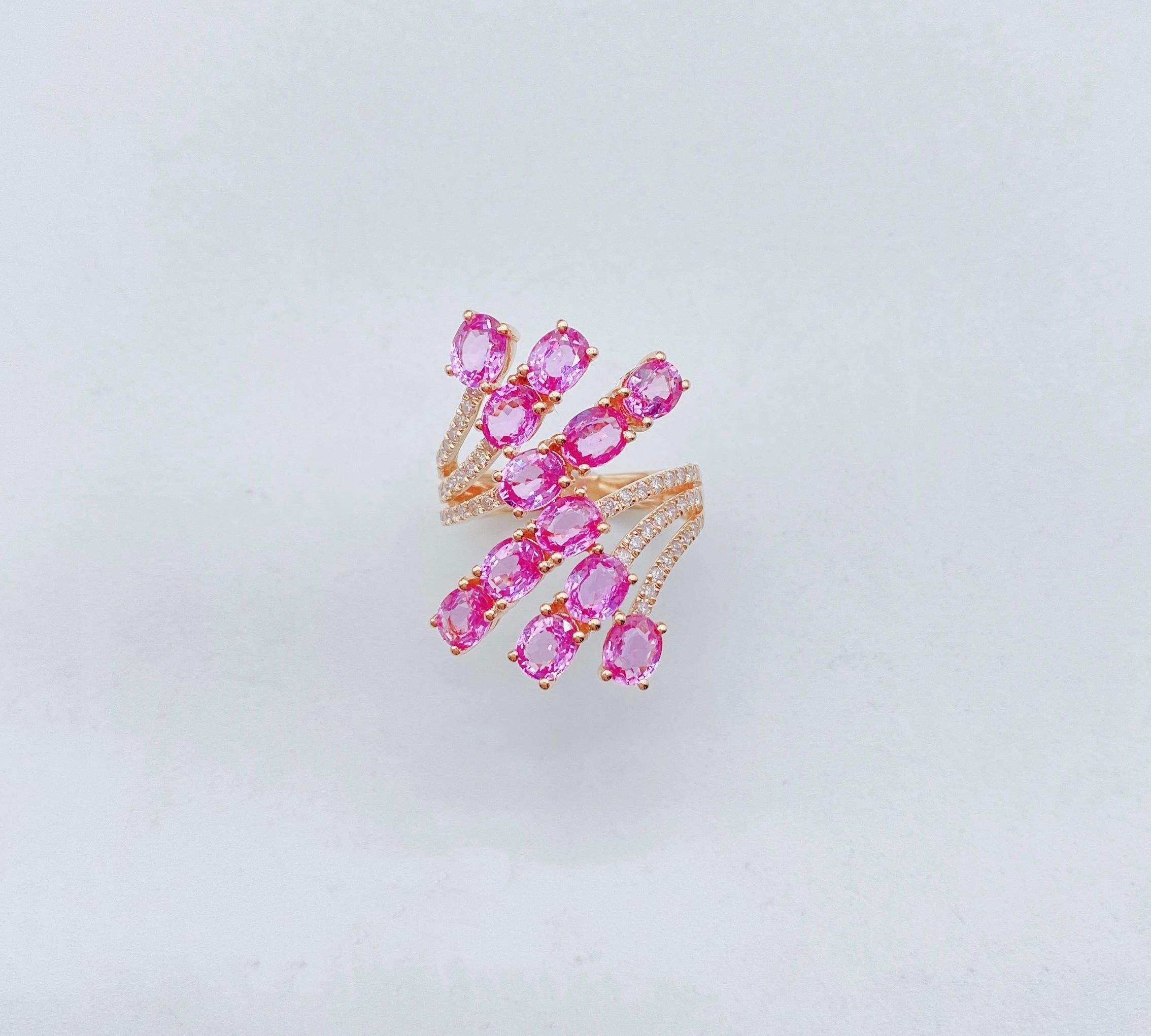 Il seguente articolo che offriamo è questo raro e importante anello in oro 18KT, splendido e scintillante, con zaffiro rosa e diamante. L'anello contiene circa 5,50 carati di bellissimi zaffiri rosa taglio ovale distribuiti su tutto il perimetro!!!
