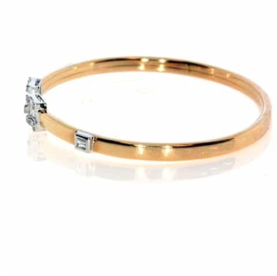 NWT $9, 936 Bracciale d'amore in oro 18KT con diamanti a forma di trilione e baguette In condizioni Nuovo in vendita a New York, NY