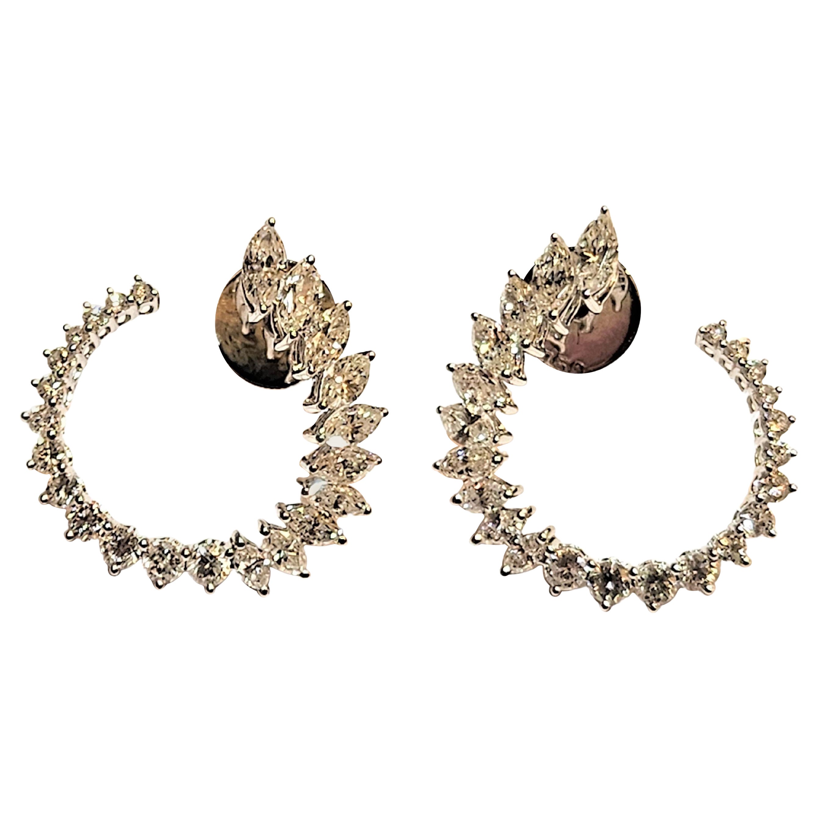 NWT $9, 979 Pendientes de oro de 18 quilates con diamantes brillantes en forma de "C". en venta