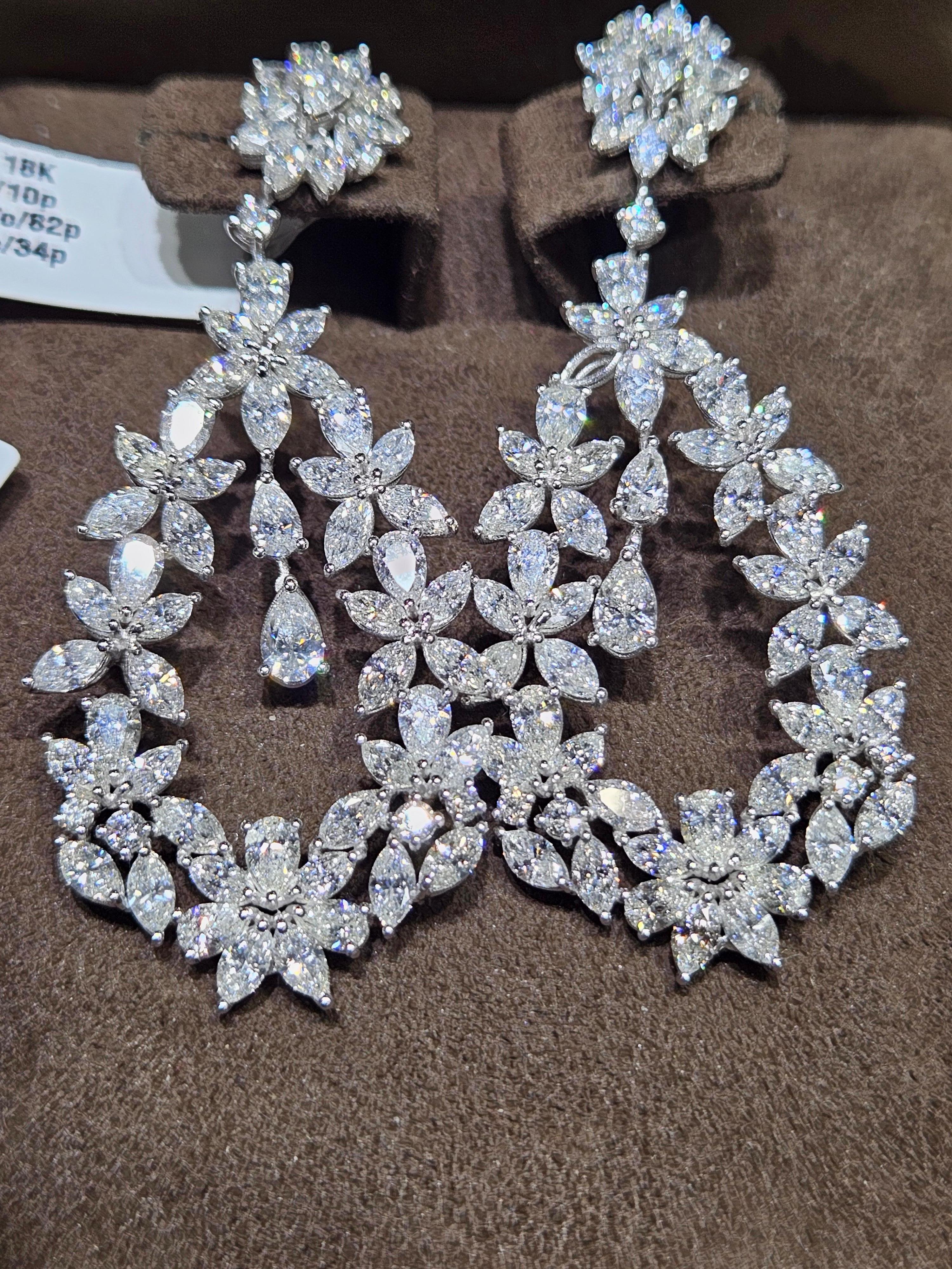 L'article suivant que nous offrons est ce Rare Important Radiant 18KT White Gold Gorgeous Glittering and Sparkling Magnificent Fancy Pear and Marquise Diamond Dangle Flower Earrings. Les boucles d'oreilles contiennent environ 15CTS de beaux diamants