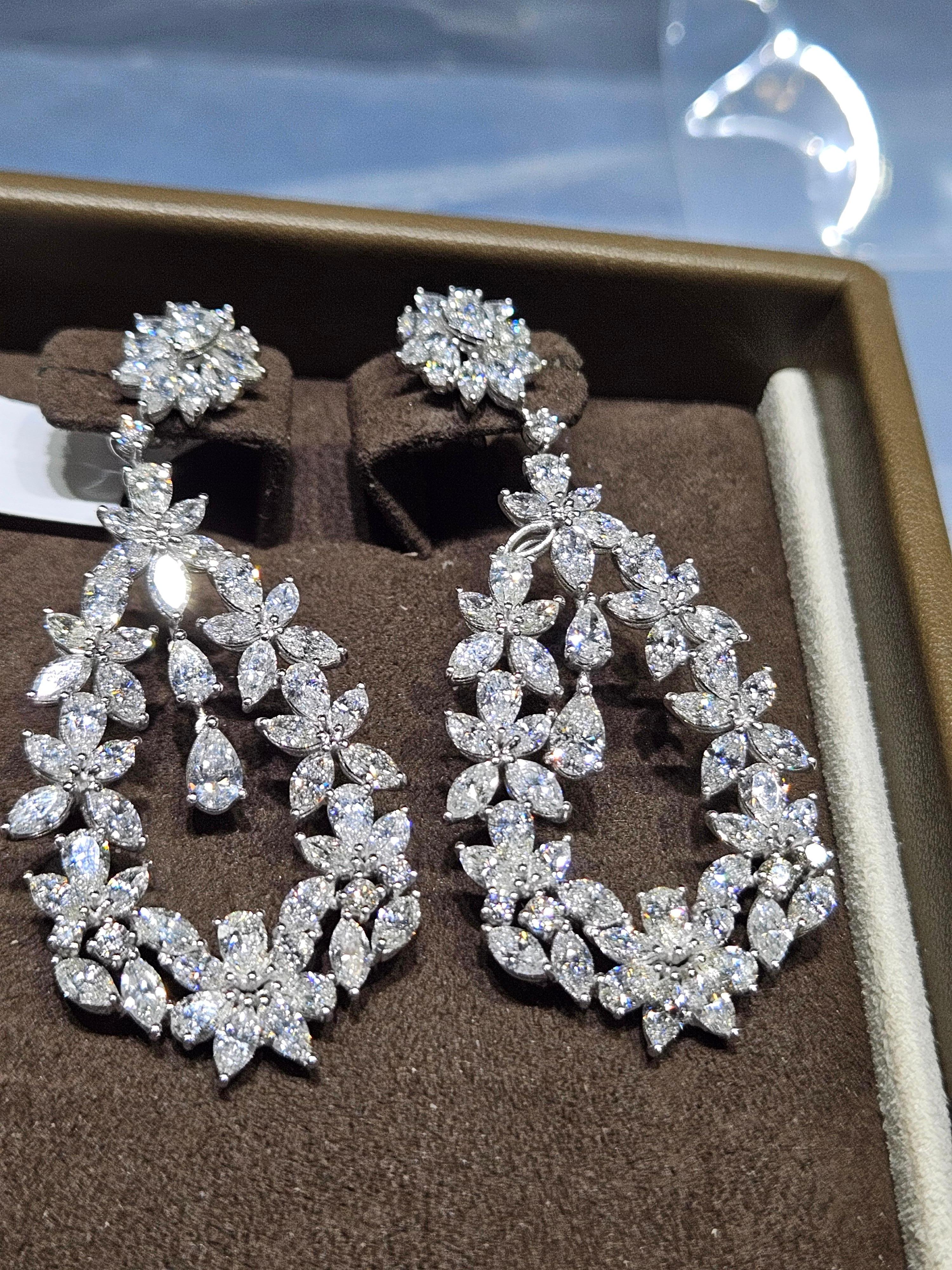 Taille mixte NWT 90, 000 18KT Gold Fancy Gorgeous Glittering 15 Carat Diamond Dangle Earrings en vente