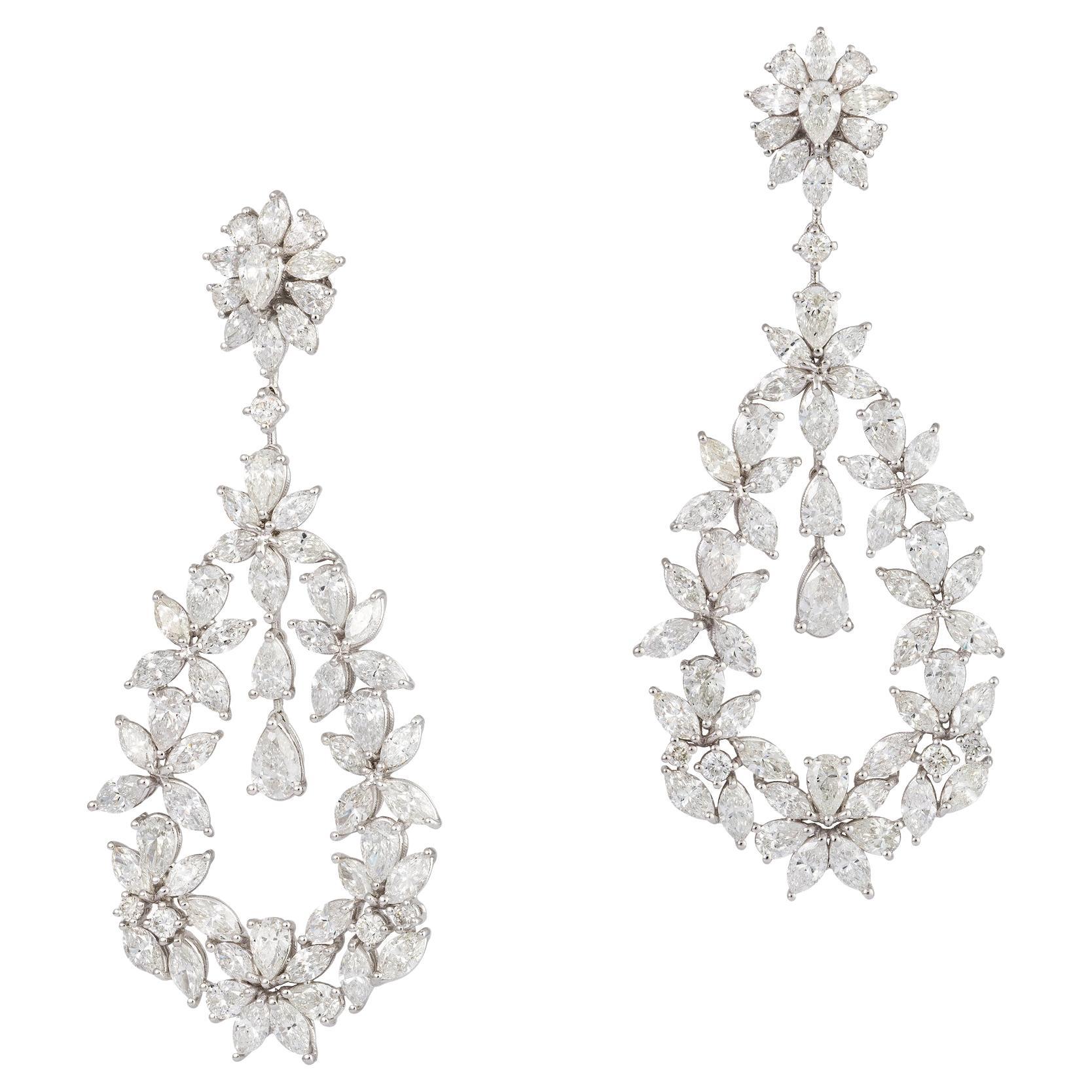 NWT 90, 000 18KT Gold Fancy Gorgeous Glittering 15 Carat Diamond Dangle Earrings en vente