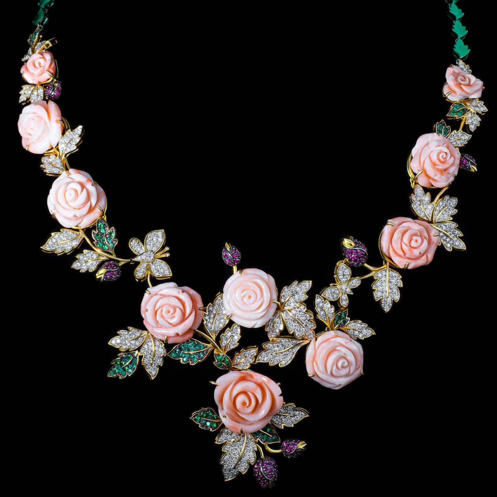L'article suivant que nous offrons est un Rare Important Radiant White Gold Large Fancy Coral, Emerald, Sapphire Diamond Necklace and Earrings set. L'ensemble est composé d'une magnifique fleur en corail sculpté, ornée de feuilles en saphirs,