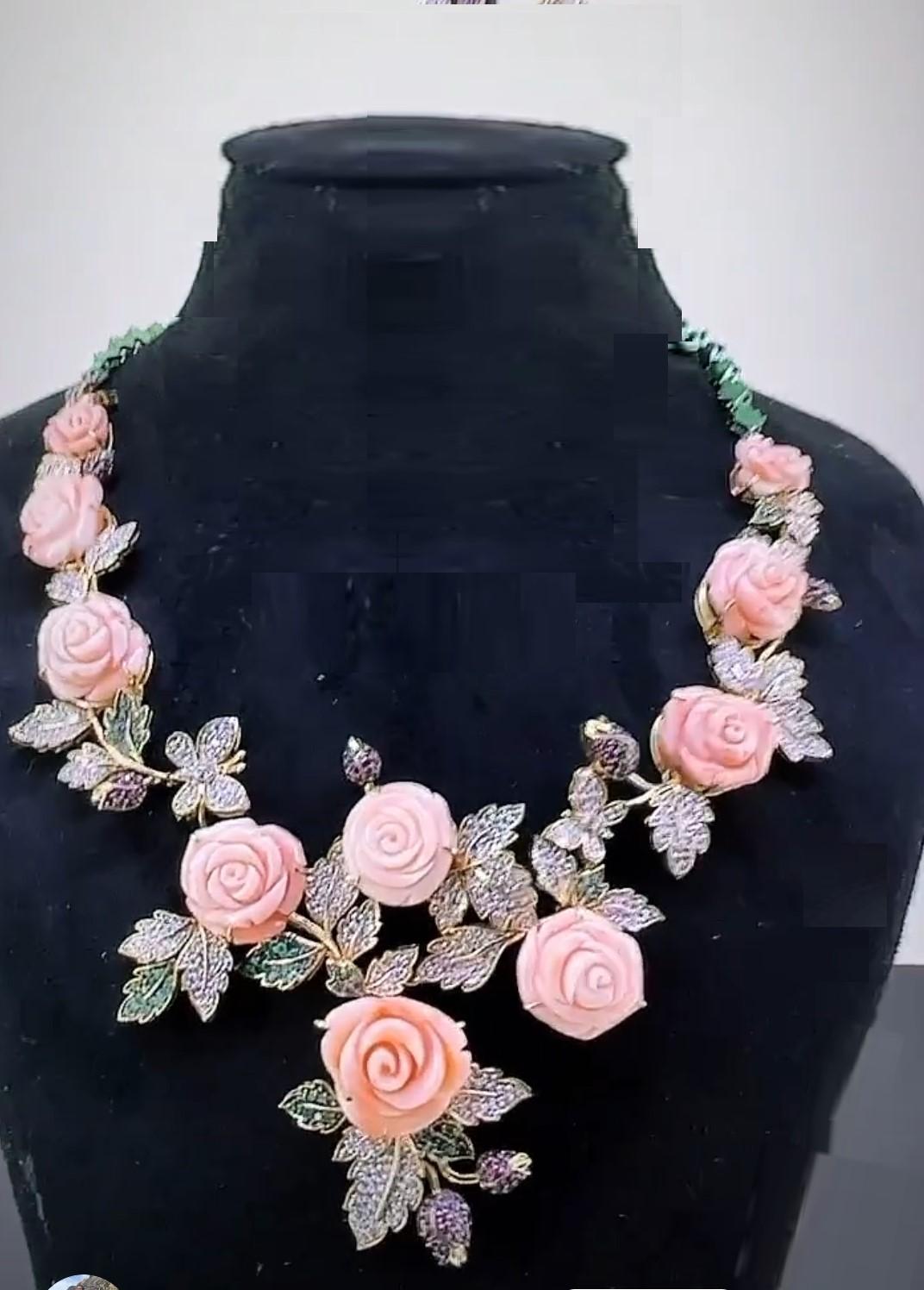 Taille mixte Collier d'oreilles fantaisie en or avec fleur, corail, émeraude, saphir et diamant, 90 000 $, neuf avec étiquette en vente