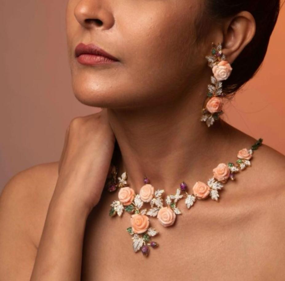 Collier d'oreilles fantaisie en or avec fleur, corail, émeraude, saphir et diamant, 90 000 $, neuf avec étiquette Neuf - En vente à New York, NY