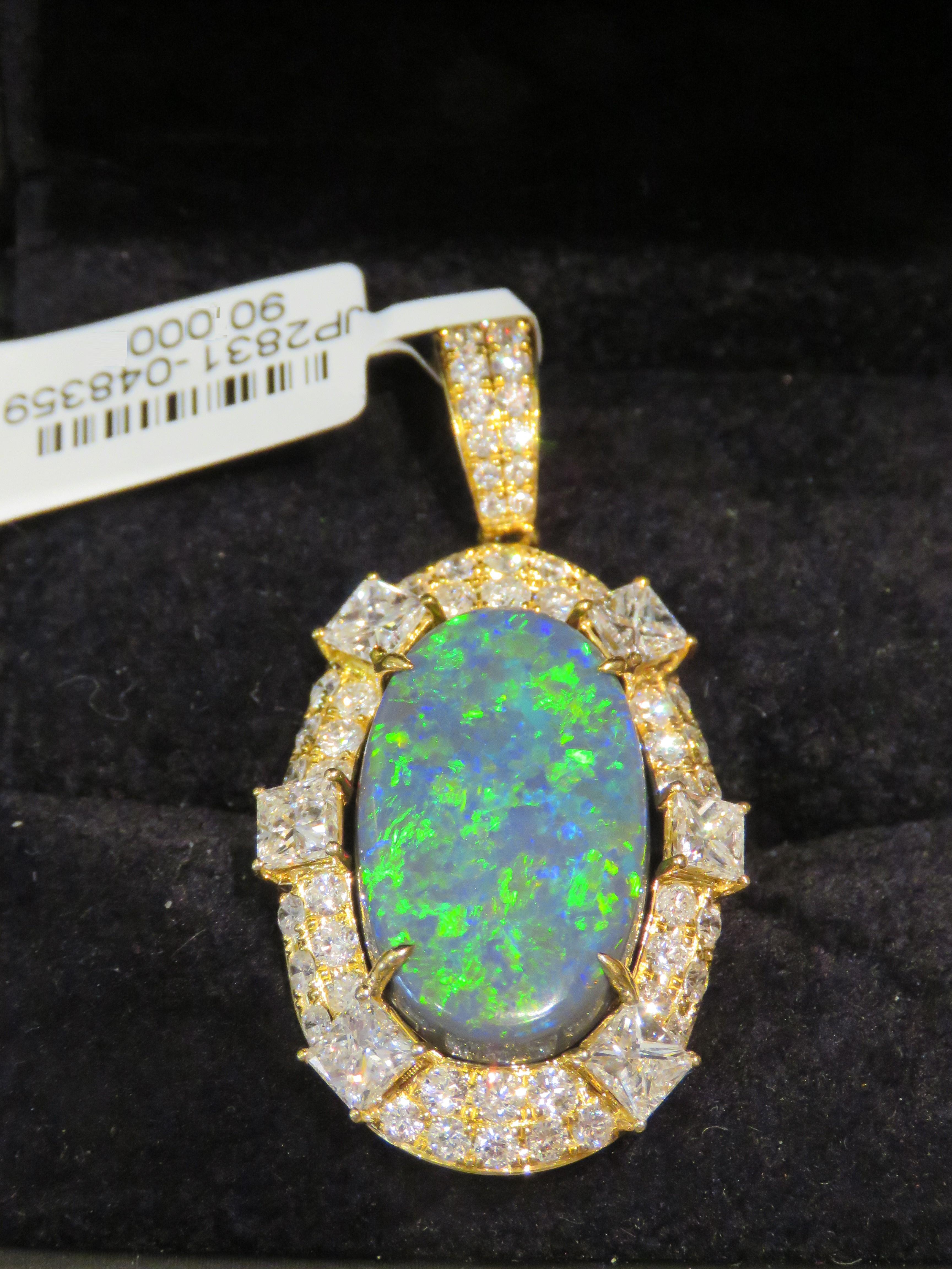 Il seguente articolo è un importante e raro ciondolo in oro 18KT con opale nero australiano e diamanti. Il ciondolo presenta una magnifica opale nera australiana dal colore cangiante, ornata da eccezionali diamanti taglio Brilliante circondati da