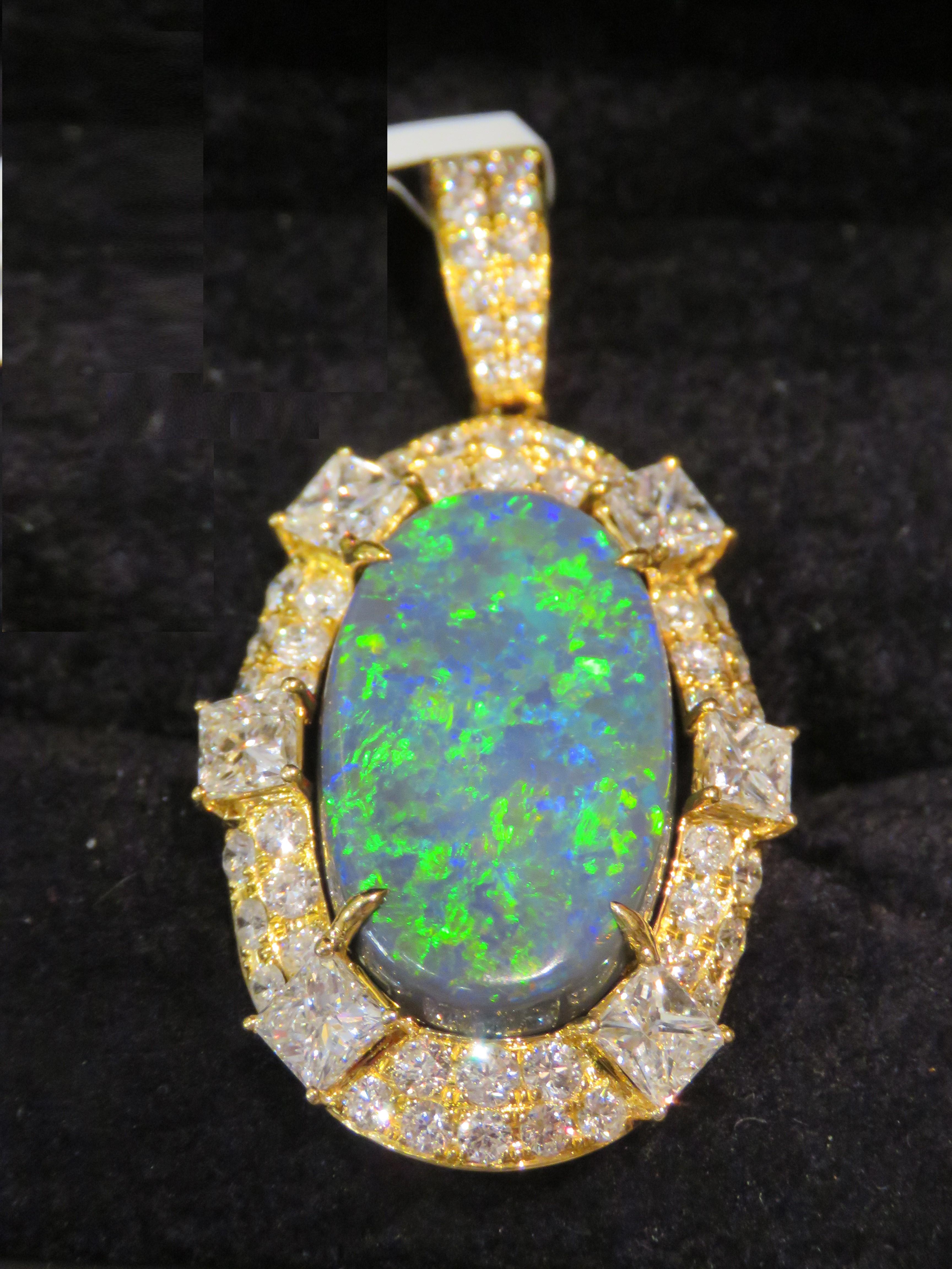 Taglio misto NWT $90, 000 Raro ciondolo in oro 18KT grande 17CT Boulder Black Opal Fancy Diamond in vendita