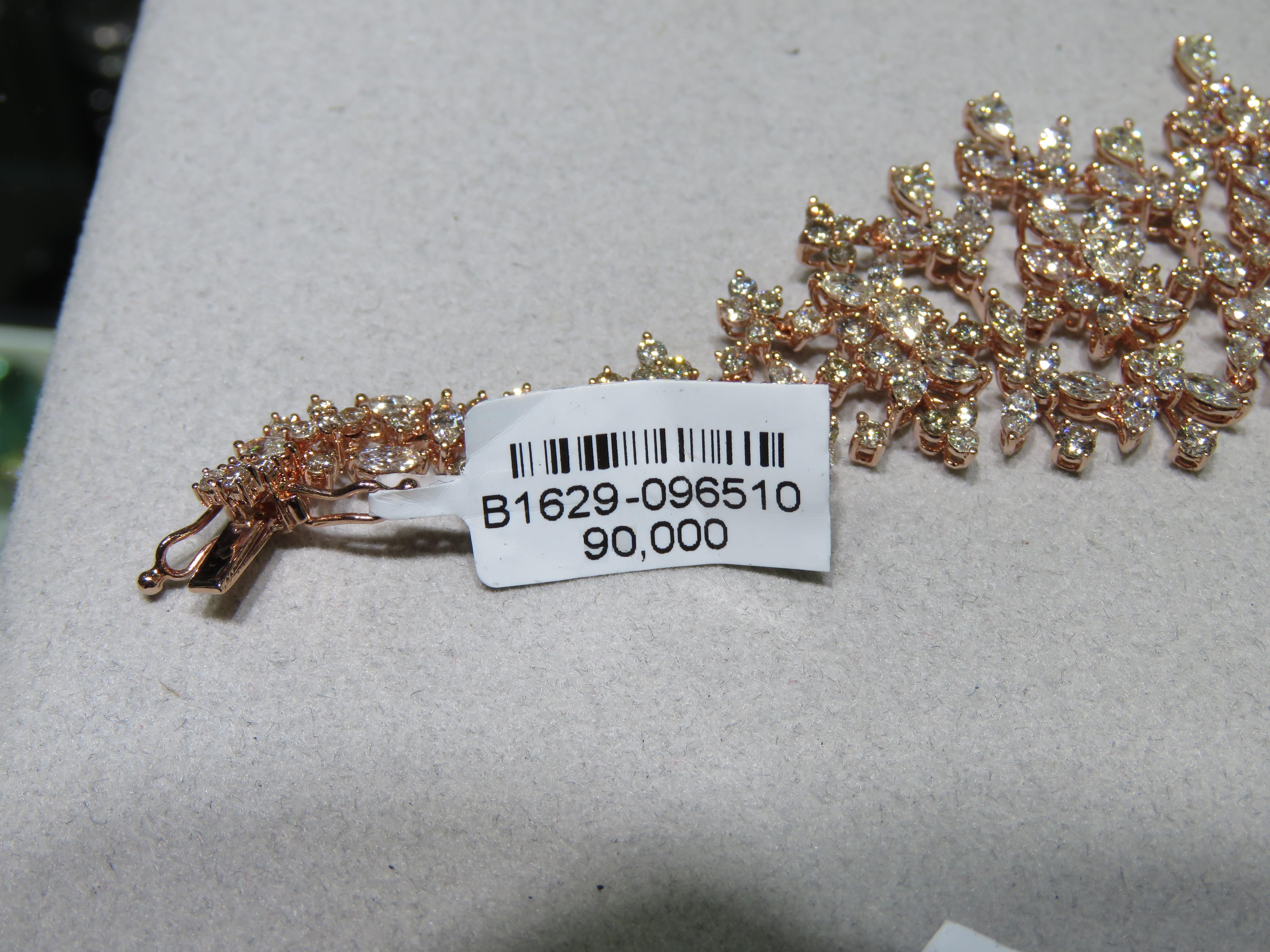 NEU $90,000 18KT Gold Seltenes, wunderschnes, ausgefallenes, breites Wickelarmband mit Diamanten und Blumen Damen im Angebot