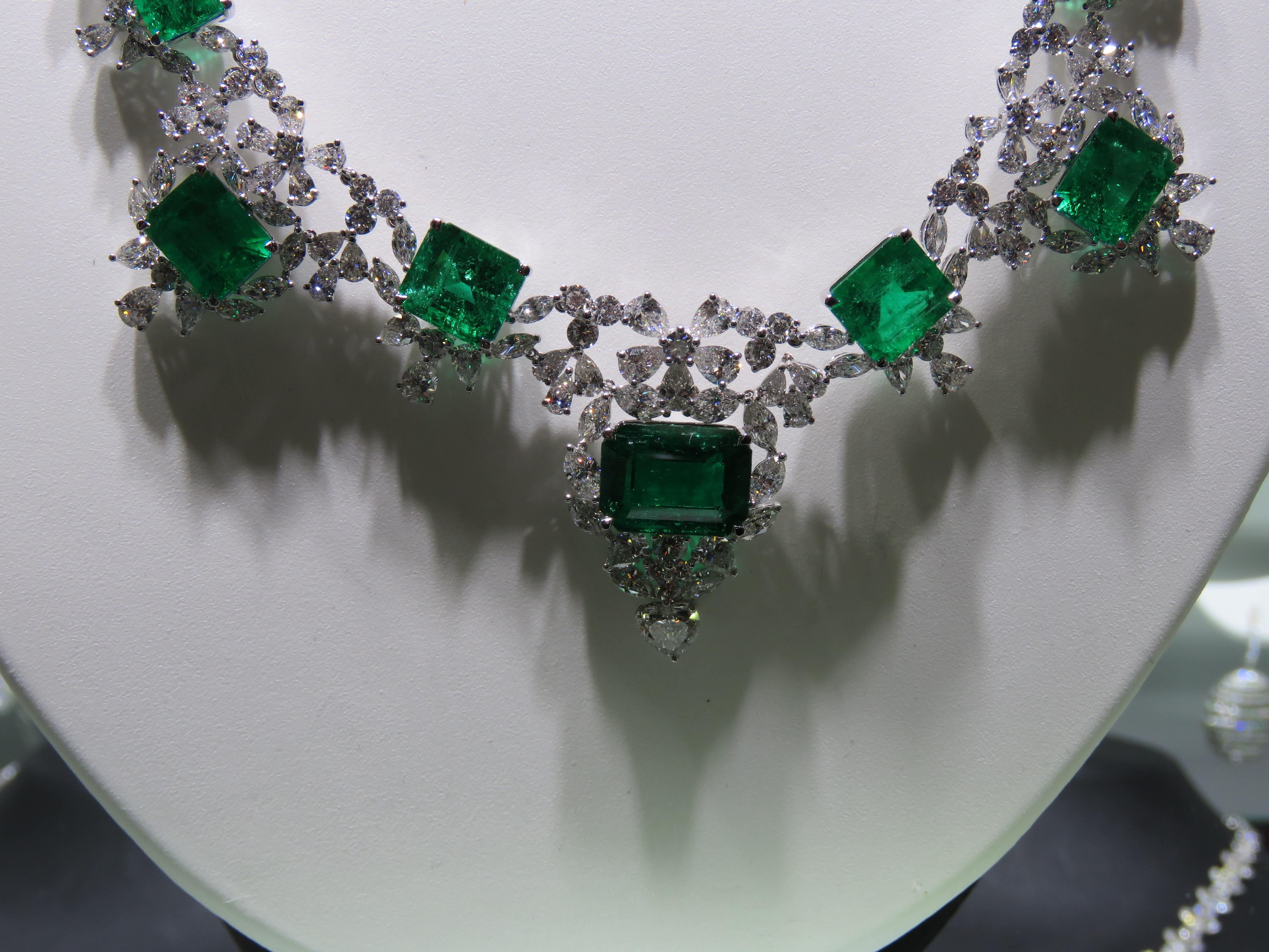 NEU $900, 000 18KT Große glitzernde Fancy 45CT kolumbianische Smaragd-Diamant-Halskette, neu mit Diamanten (Smaragdschliff) im Angebot