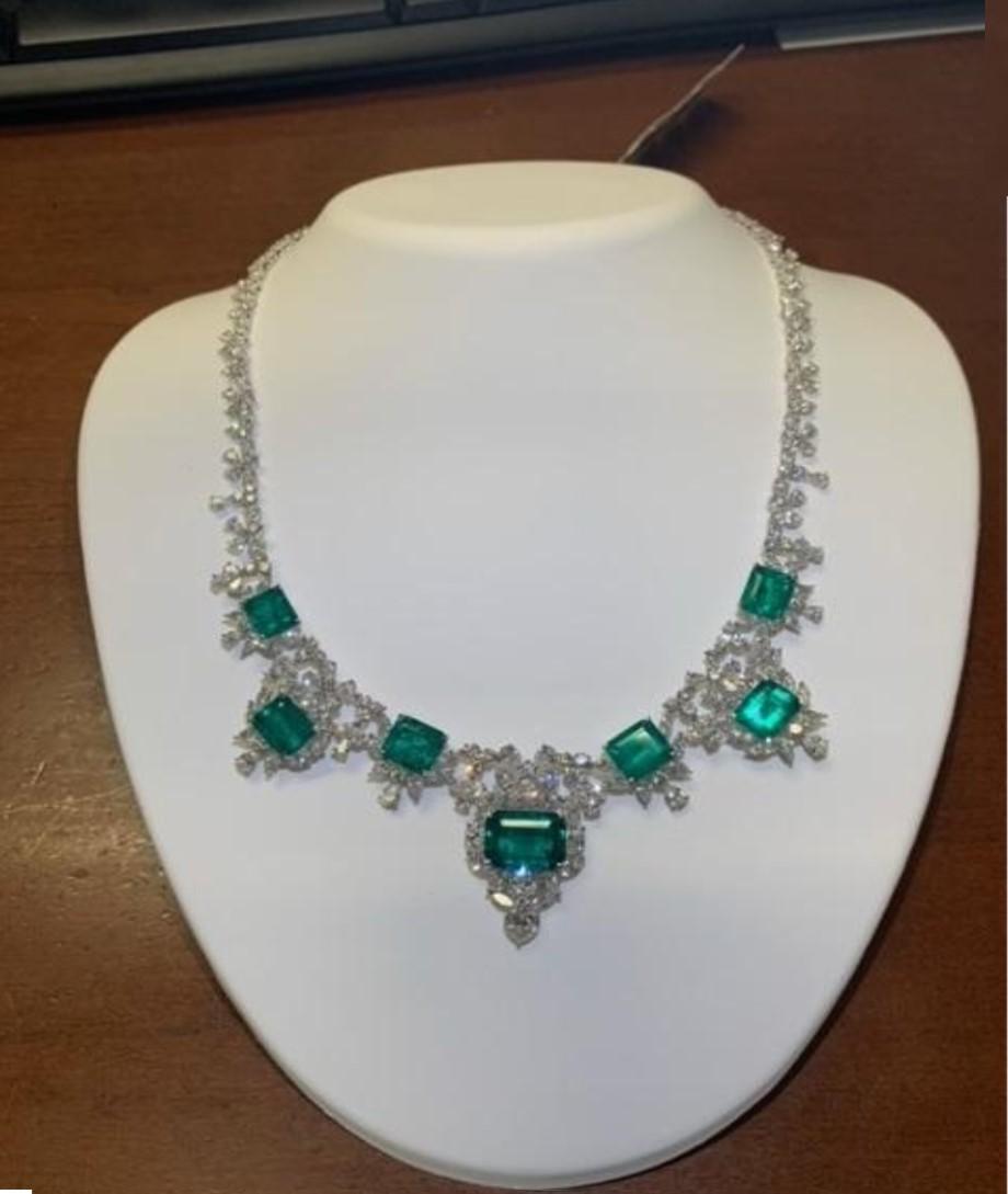 Emerald Cut NWT $900, 000 18KT Large Glittering Fancy 45CT Colombian Emerald Diamond Necklace For Sale