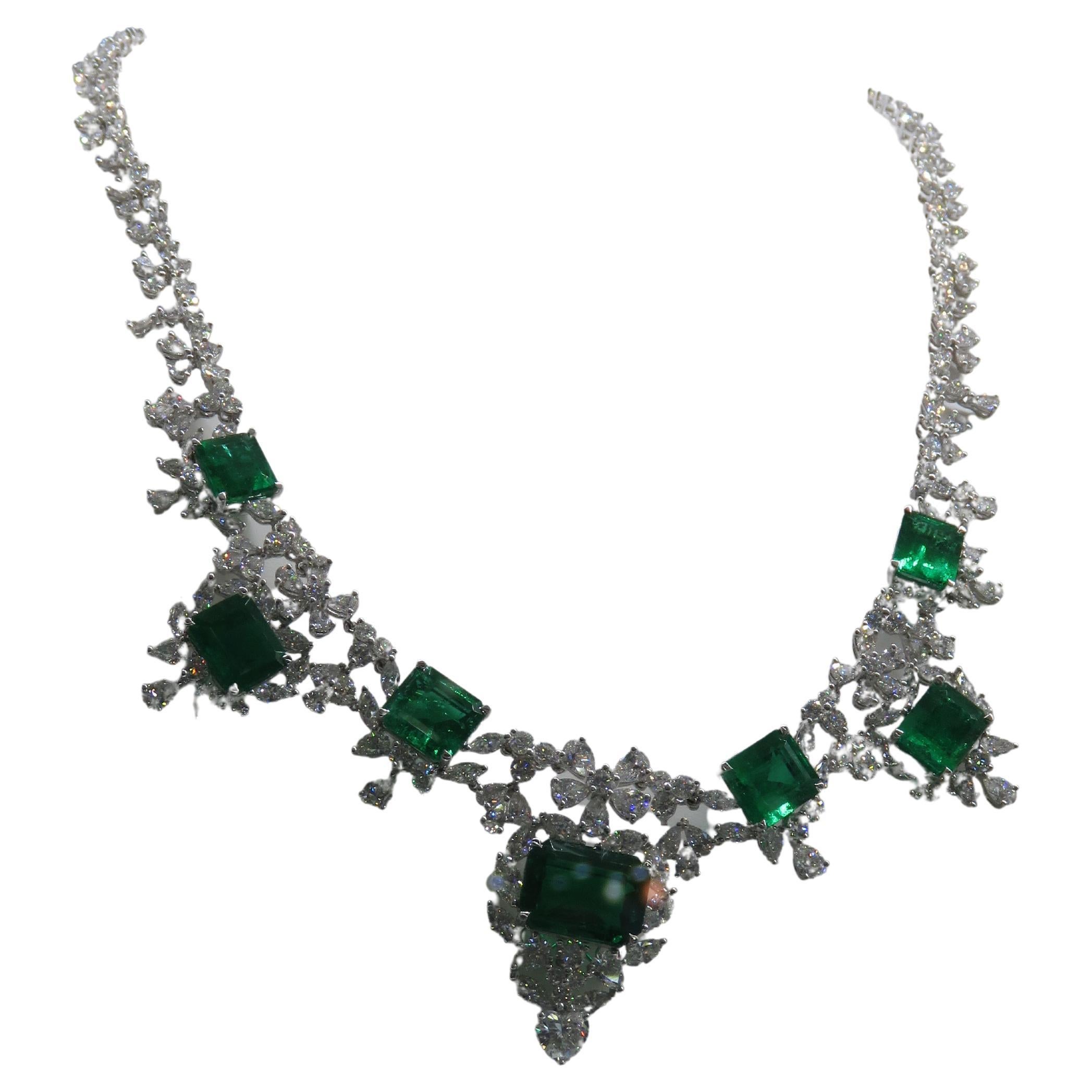 NWT $900, 000 18KT Large Glittering Fancy 45CT Colombian Emerald Diamond Necklace For Sale