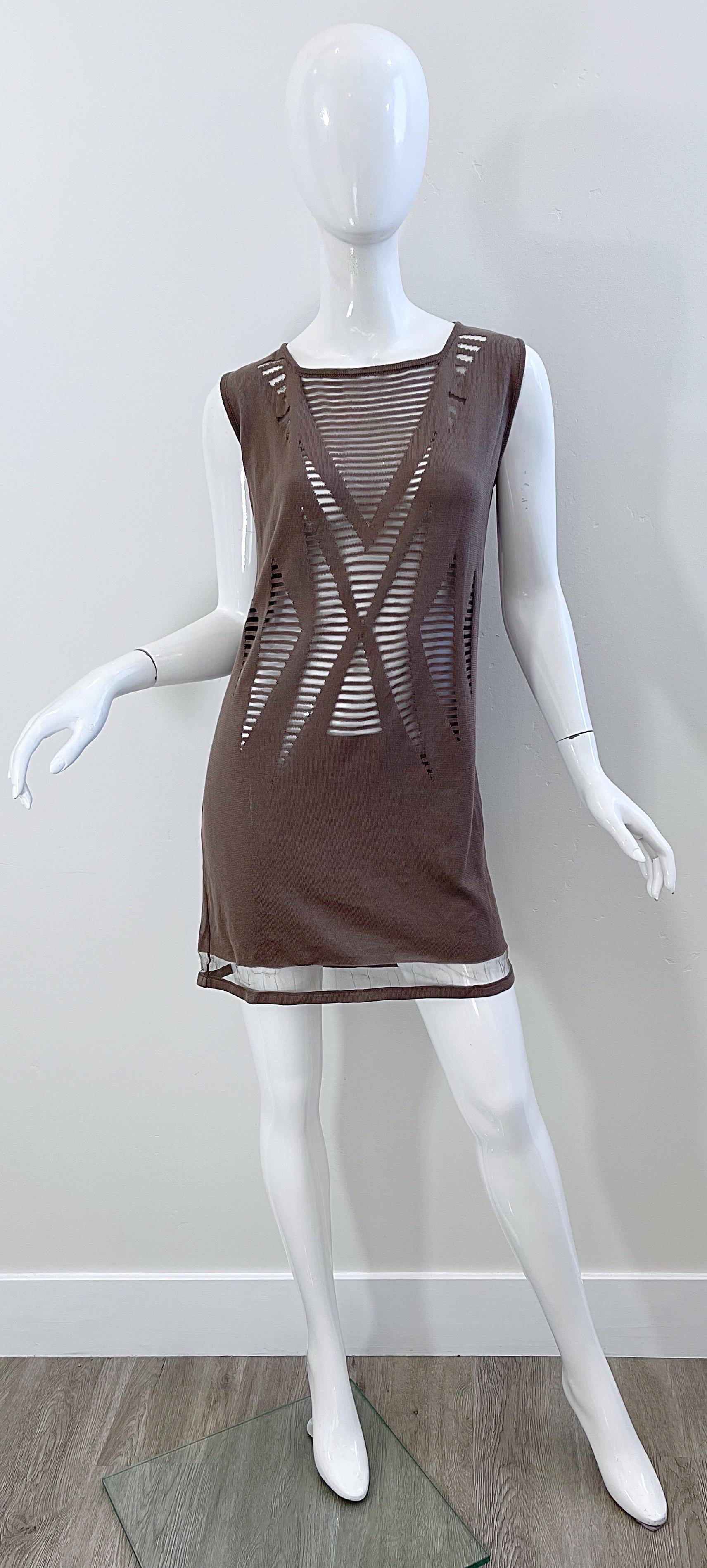 Superbe robe en maille taupe KRIZIA vintage 90s deadstock ! Les panneaux transparents sont recouverts d'une maille sur toute la longueur. Il se glisse simplement sur la tête et s'étire pour s'adapter. Tissu doux en coton (90 %) et nylon (10 %).