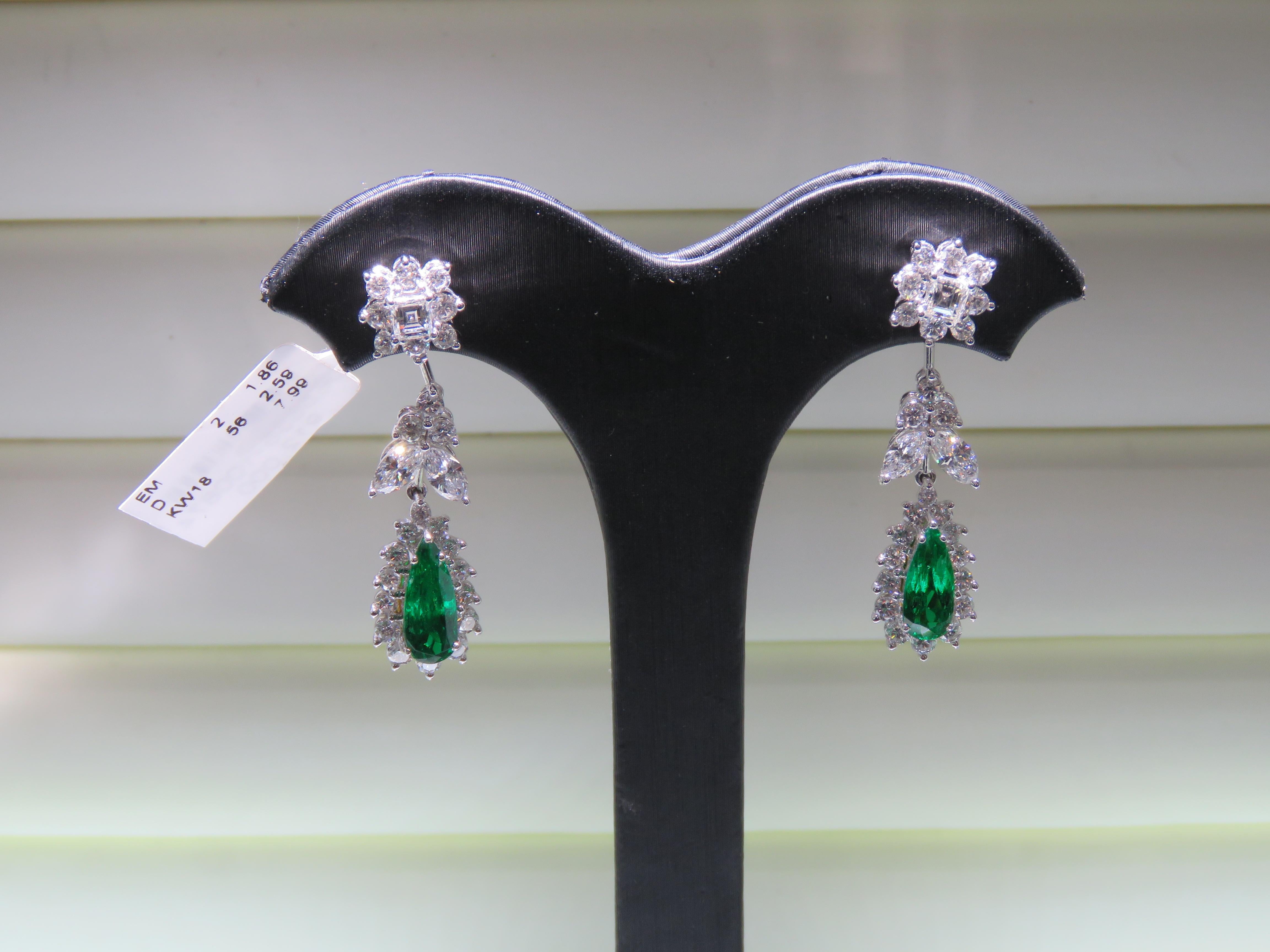 Il seguente articolo che offriamo è una rara e importante coppia di orecchini in oro 18KT con smeraldo e diamanti scintillanti. Le pietre sono molto pulite ed estremamente fini! Circa 12.50CTS!!!
Questi magnifici orecchini sono una rara coppia di