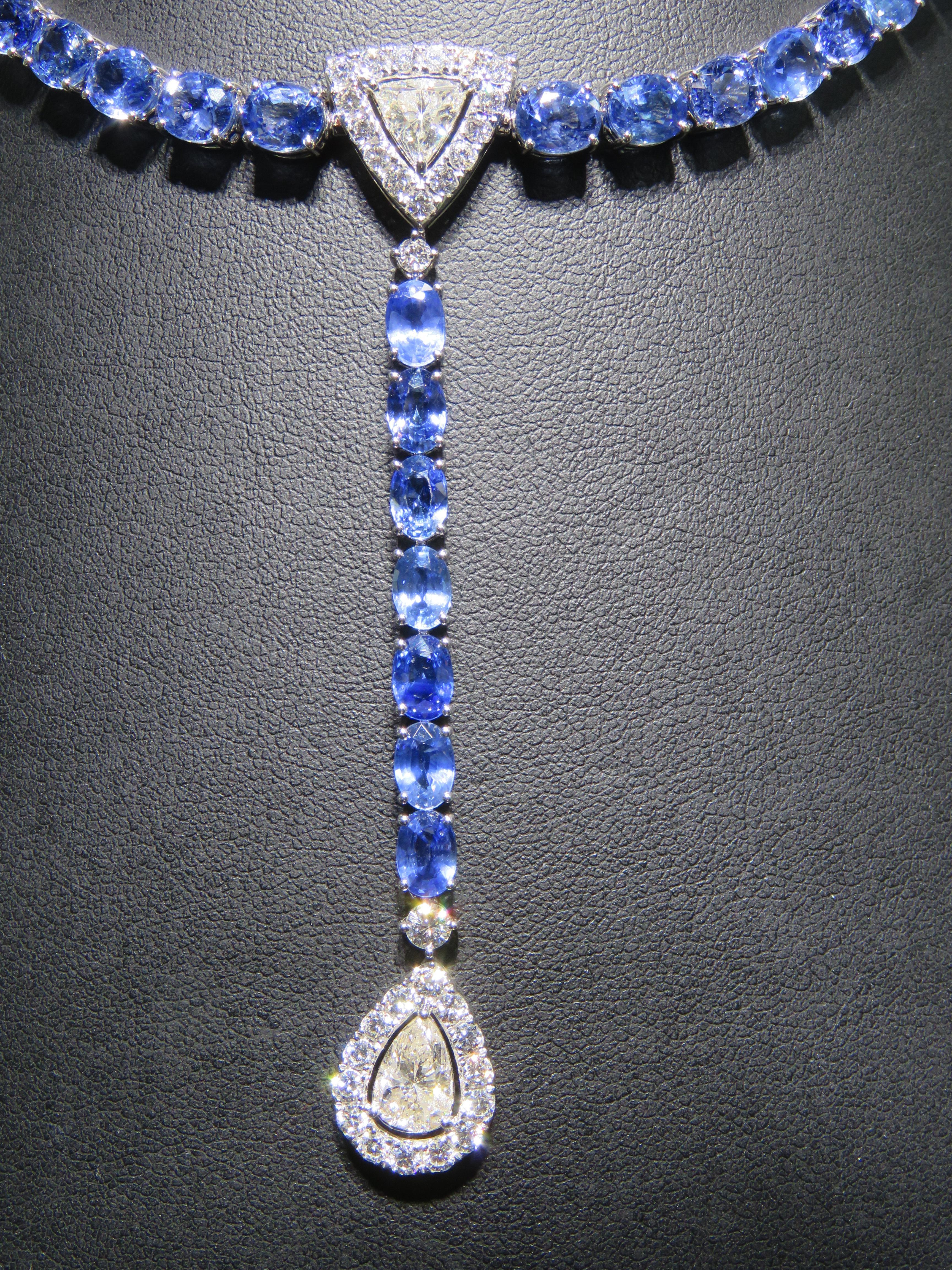 Il seguente articolo che offriamo è questa rara e importante collana di zaffiri e diamanti in oro 18KT, splendida e scintillante. La collana contiene circa 35 carati di splendidi zaffiri fantasia circondati da diamanti fantasia!!! 
Questa bellissima
