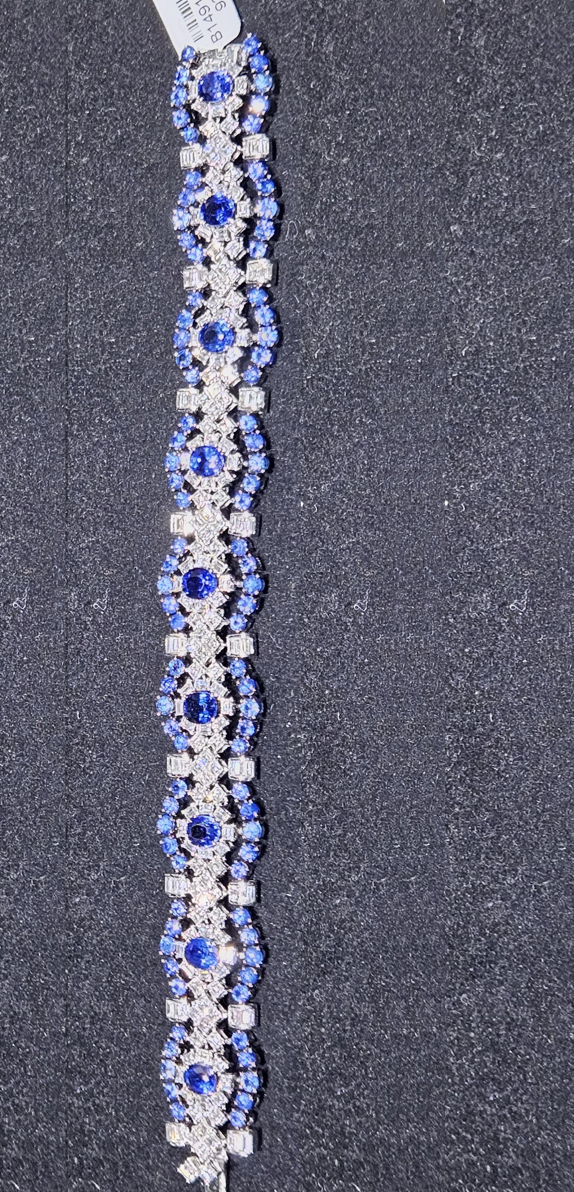Il seguente oggetto è un raro, importante, spettacolare e brillante bracciale in oro 18KT con diamanti e zaffiri blu di Ceylon. Il bracciale è composto da rari e magnifici zaffiri blu scintillanti. A.I.C. circa 20CTS!!! Questo magnifico braccialetto