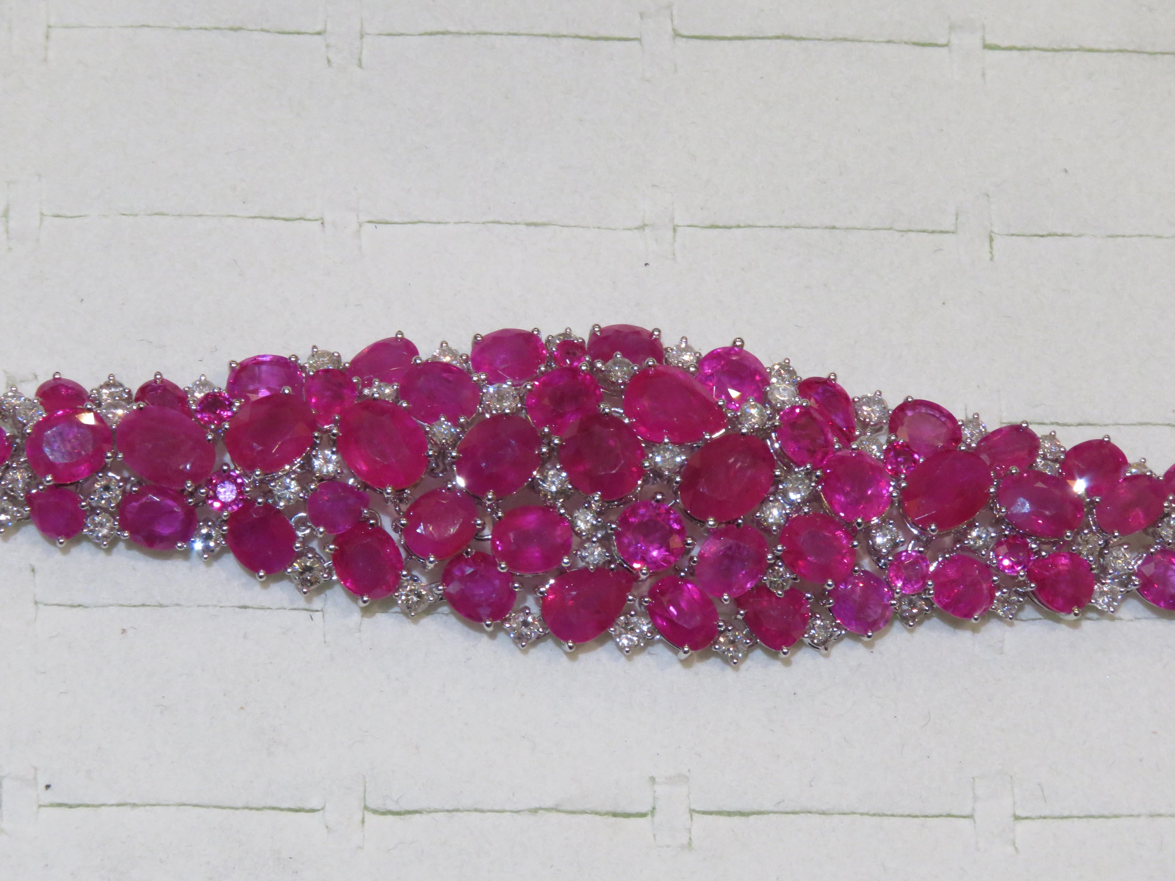 Taille mixte NWT $92, 400 Rare Fancy 18KT Gold 50CT Gorgeous Glittering Ruby Diamond Bracelet en vente