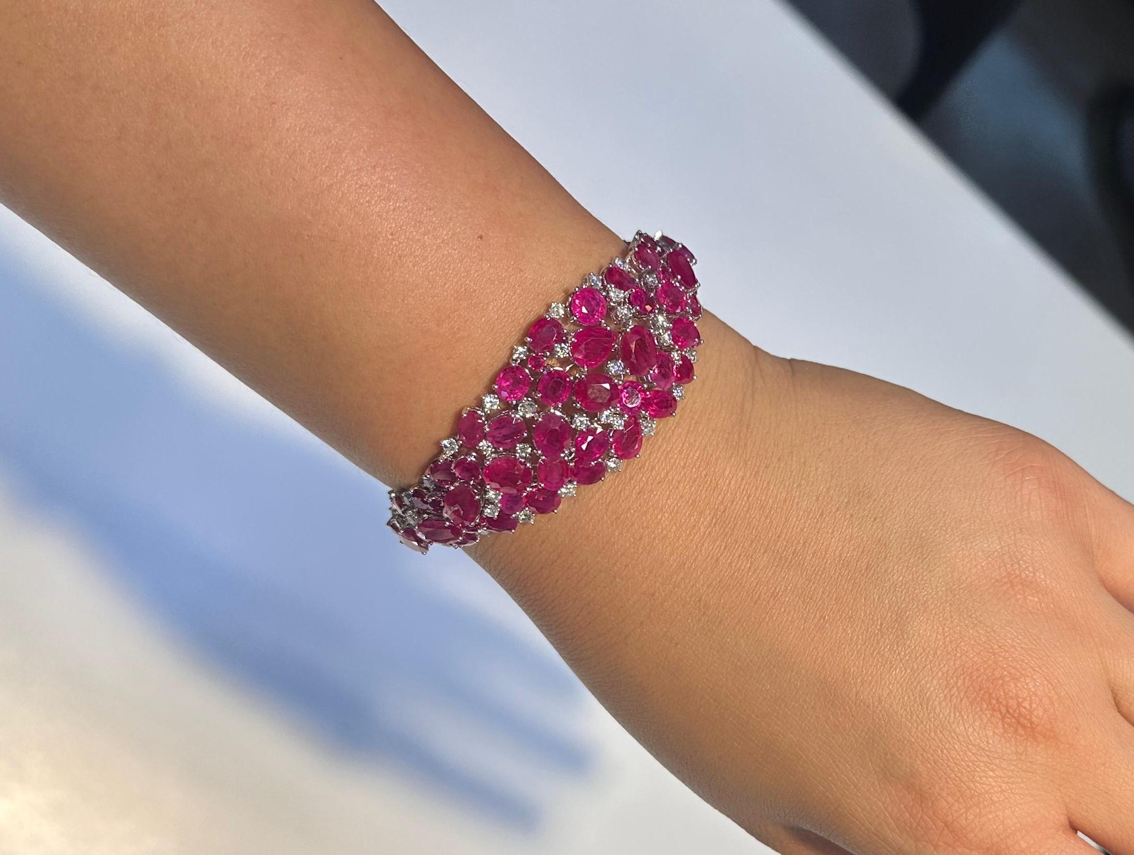 NWT $92, 400 Rare Fancy 18KT Gold 50CT Gorgeous Glittering Ruby Diamond Bracelet en vente 2