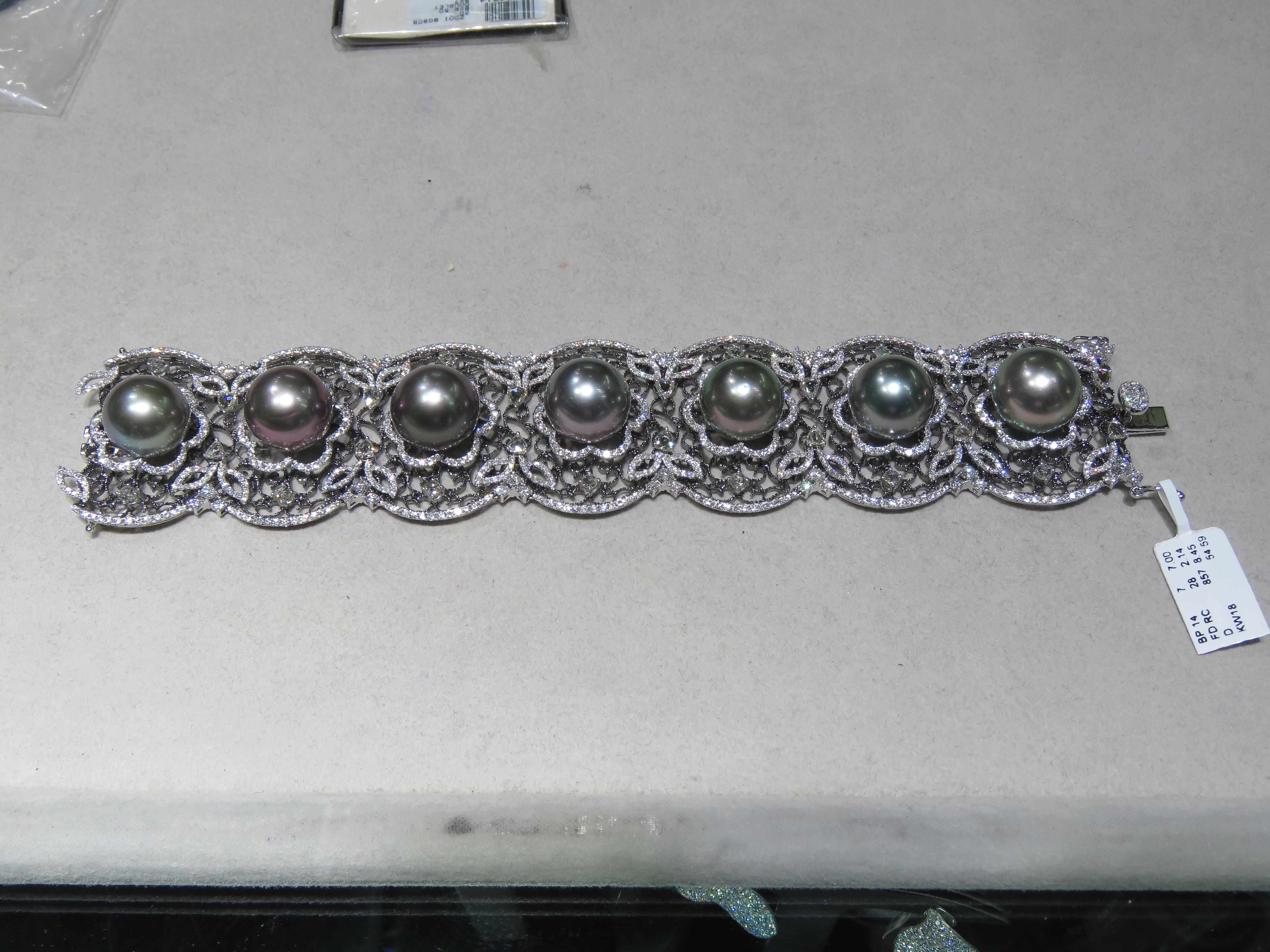 Il seguente articolo che offriamo è questo bellissimo e raro bracciale in oro 18KT con perle nere di Tahiti e diamanti. Il braccialetto è composto da 7 magnifiche PERLE TAHITIANE NERE AA-AAA di 14MM ad alta lucentezza che emanano una tonalità