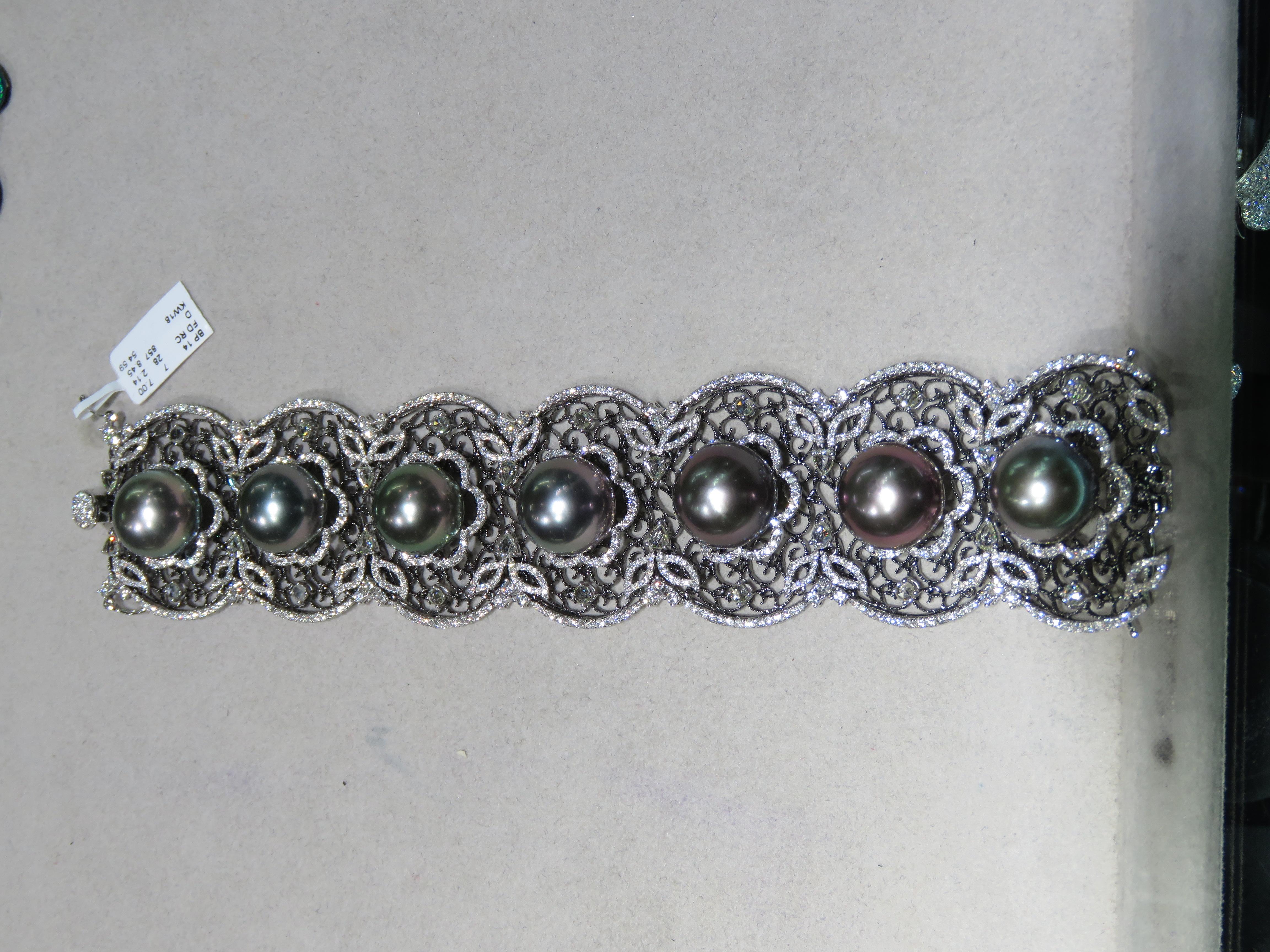NWT $93, 100 Splendido bracciale in oro 18KT con perle nere di Tahiti e diamanti di fantasia In condizioni Nuovo in vendita a New York, NY