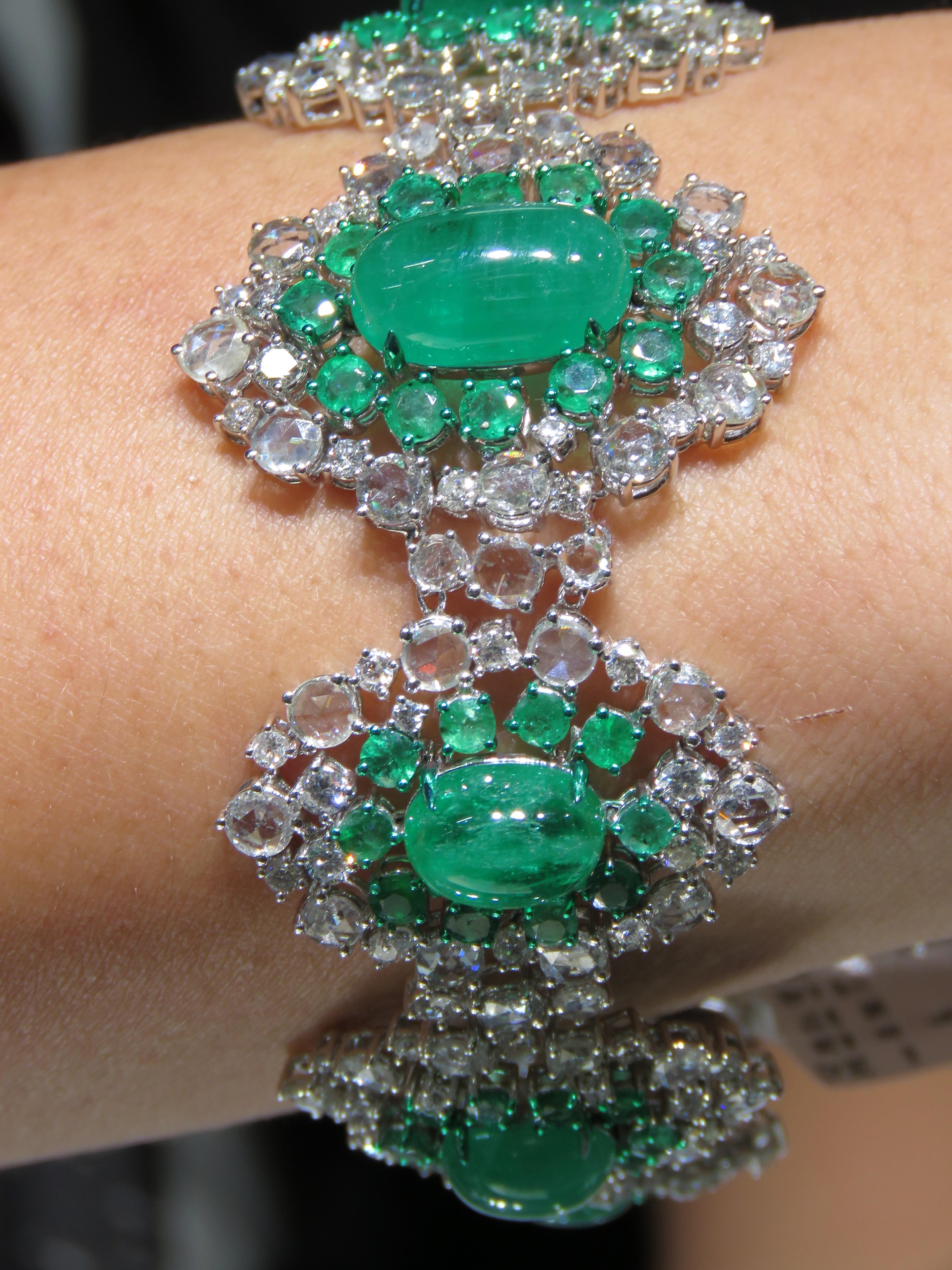 NEU $94, 000 18KT Gold Seltenes wichtiges Fancy 50CT Smaragd-Diamant-Armband, neu mit Smaragdverzierung im Zustand „Neu“ im Angebot in New York, NY