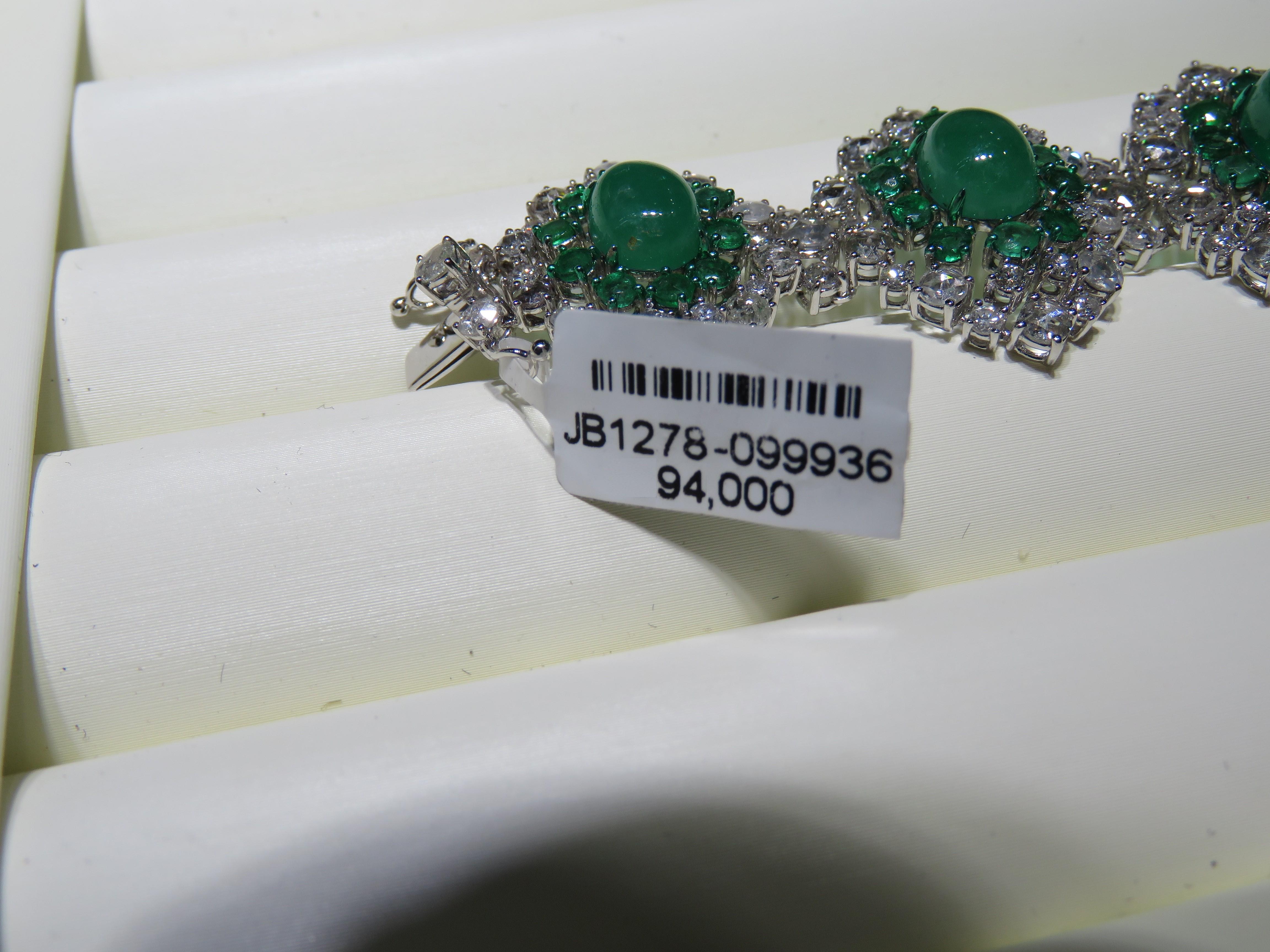 NEU $94, 000 18KT Gold Seltenes wichtiges Fancy 50CT Smaragd-Diamant-Armband, neu mit Smaragdverzierung für Damen oder Herren im Angebot