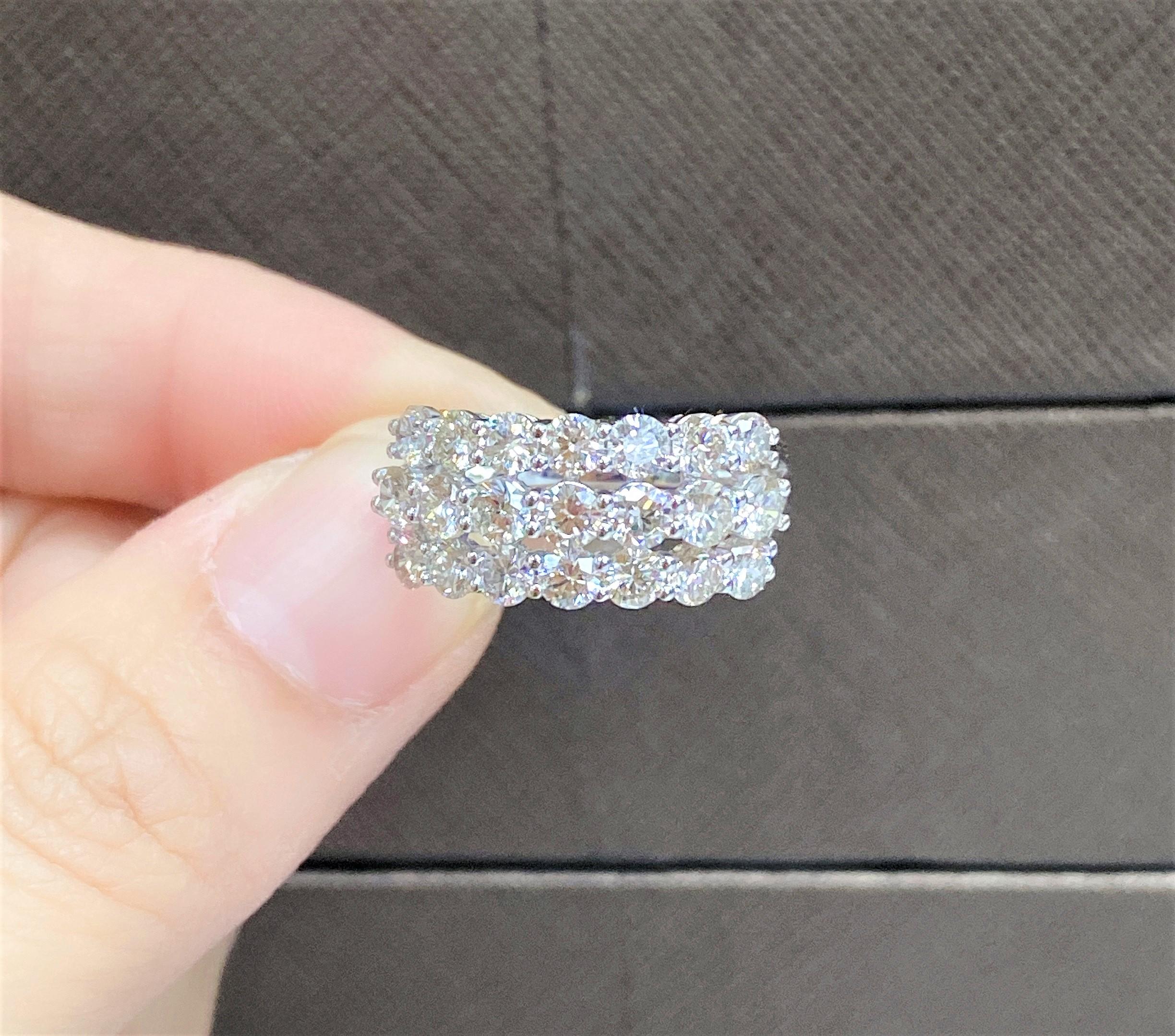 L'article suivant que nous offrons est un Rare Important Radiant 18KT GOLD LARGE THREE ROW ROUND CUT DIAMOND RING. La bague est composée de magnifiques diamants ronds finement sertis, encadrés de magnifiques diamants ronds scintillants. A.C.C. env.