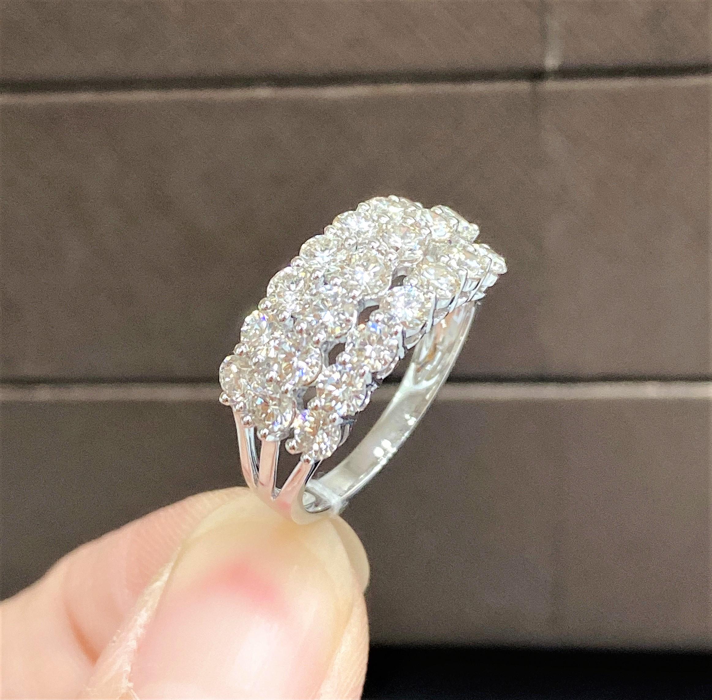 Taille ronde NWT $9, 519 18KT Fancy Large Glittering Fancy Round Diamond Band Ring en vente