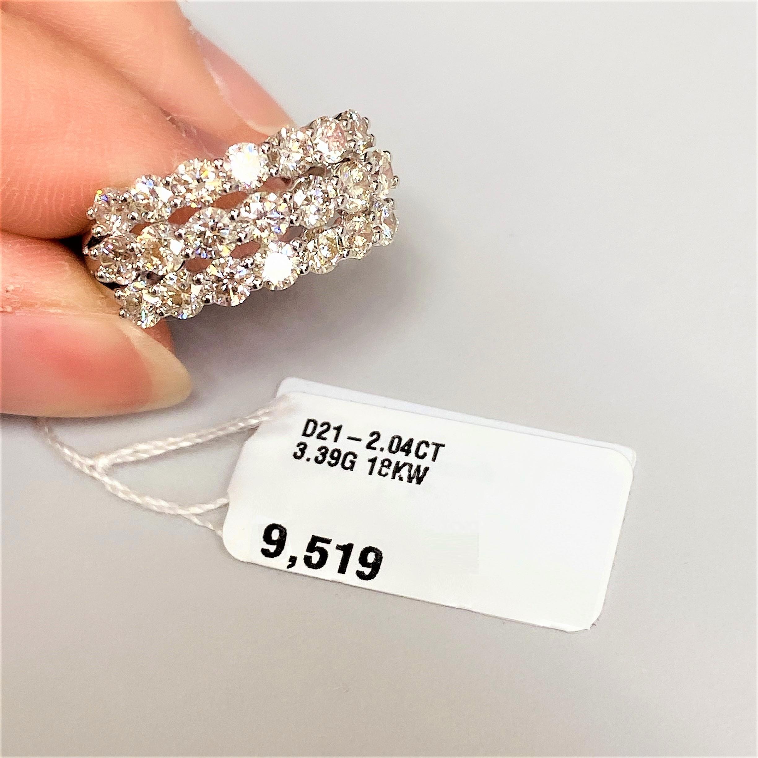 NWT $9, 519 18KT Fancy Large Glittering Fancy Round Diamond Band Ring Neuf - En vente à New York, NY