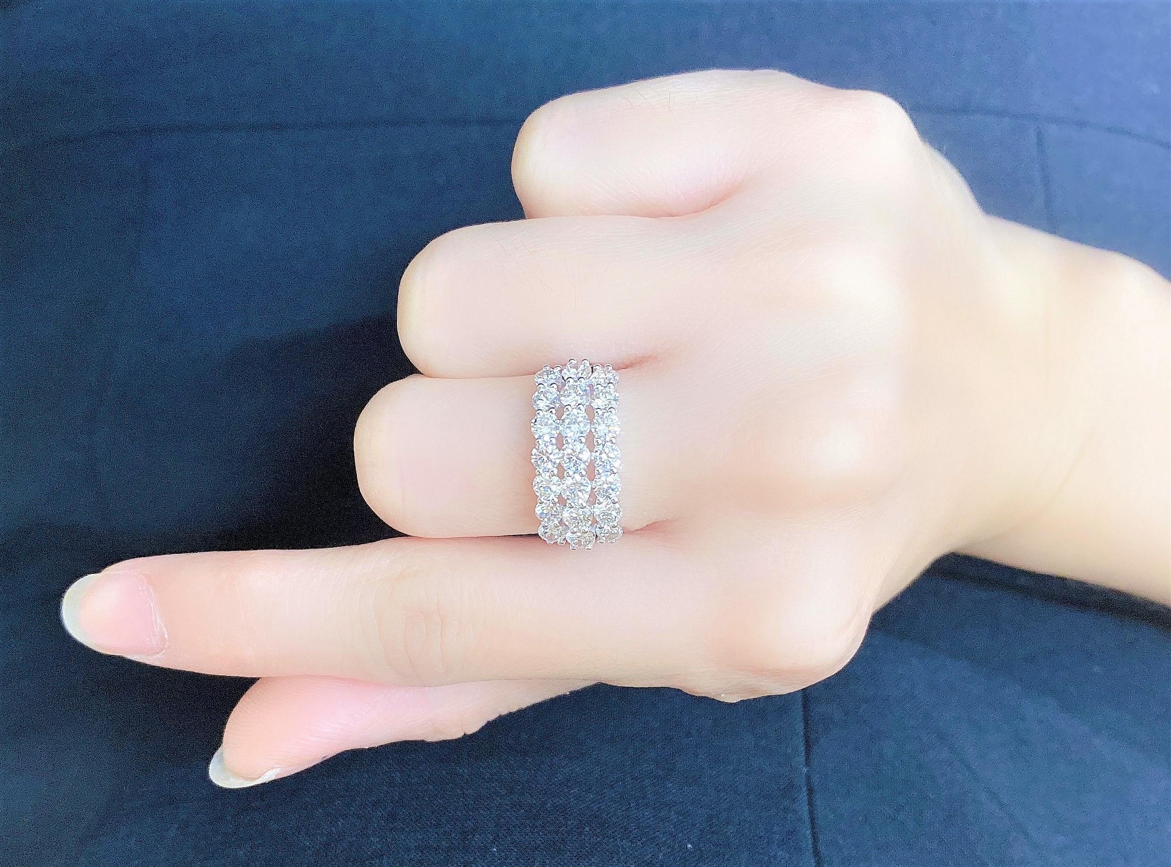 NWT $9, 519 18KT Fancy Large Glittering Fancy Round Diamond Band Ring Pour femmes en vente