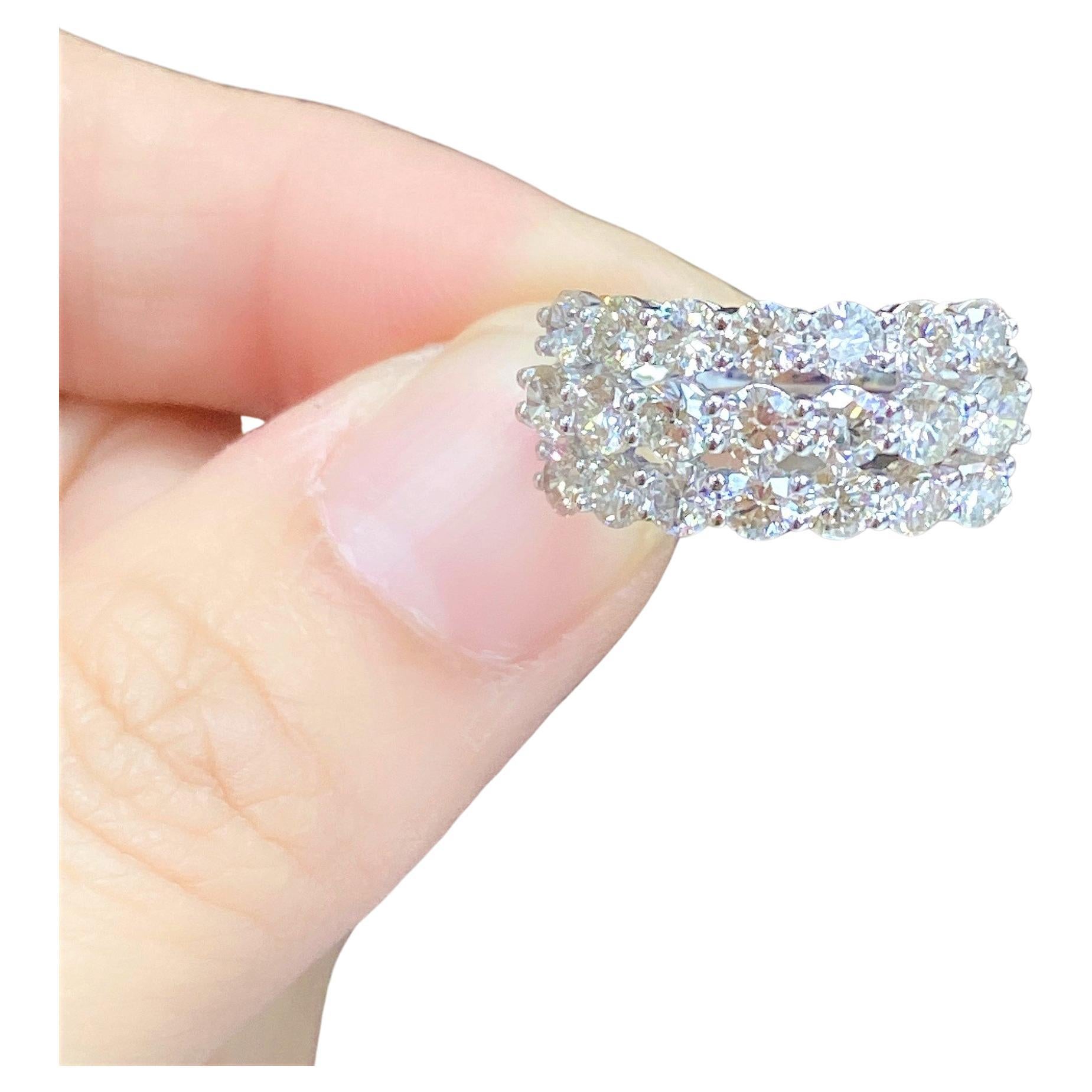 NWT $9, 519 18KT Fancy Large Glittering Fancy Round Diamond Band Ring en vente