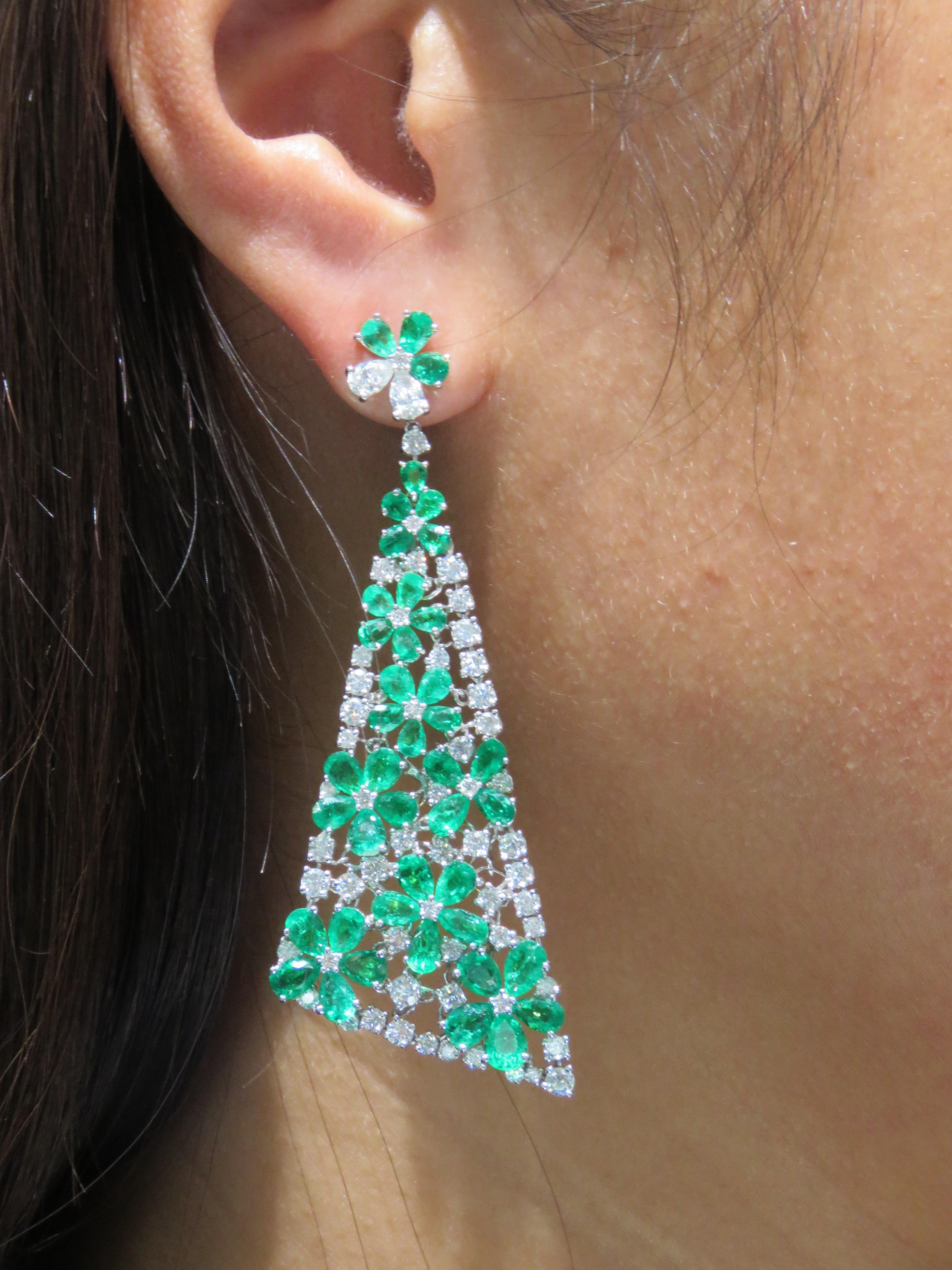 NWT $97, 000 18KT Fancy Glittering Colombian Emerald Diamond Flower Earrings Pour femmes en vente