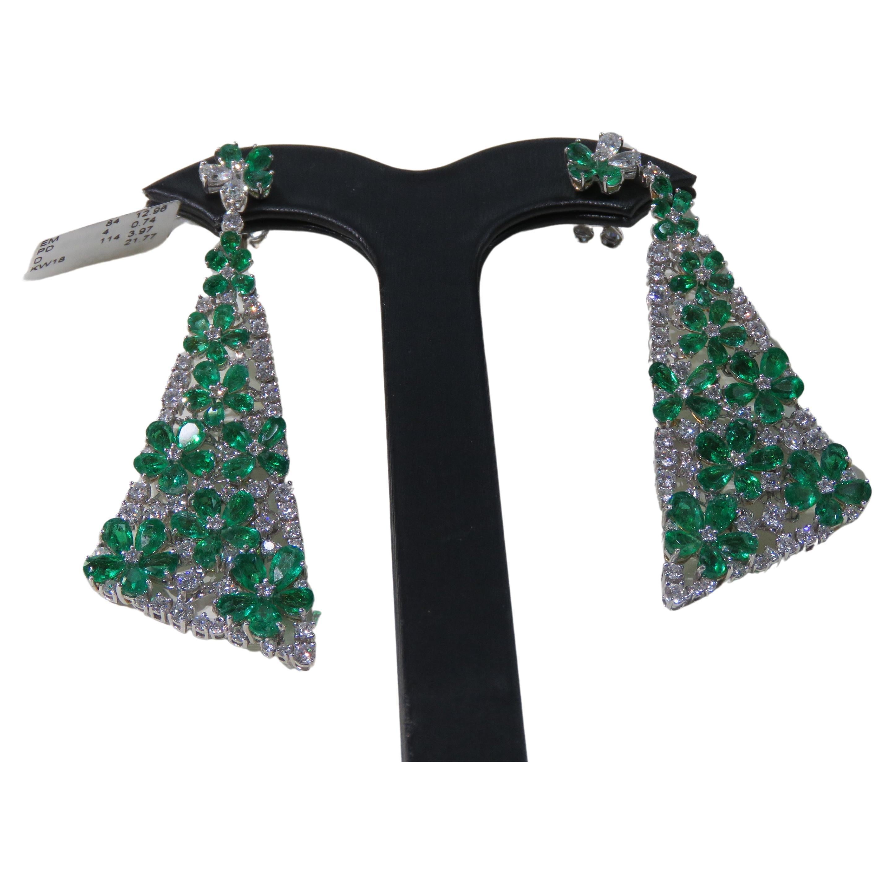 NWT $97, 000 18KT Fancy Glittering Colombian Emerald Diamond Flower Earrings en vente