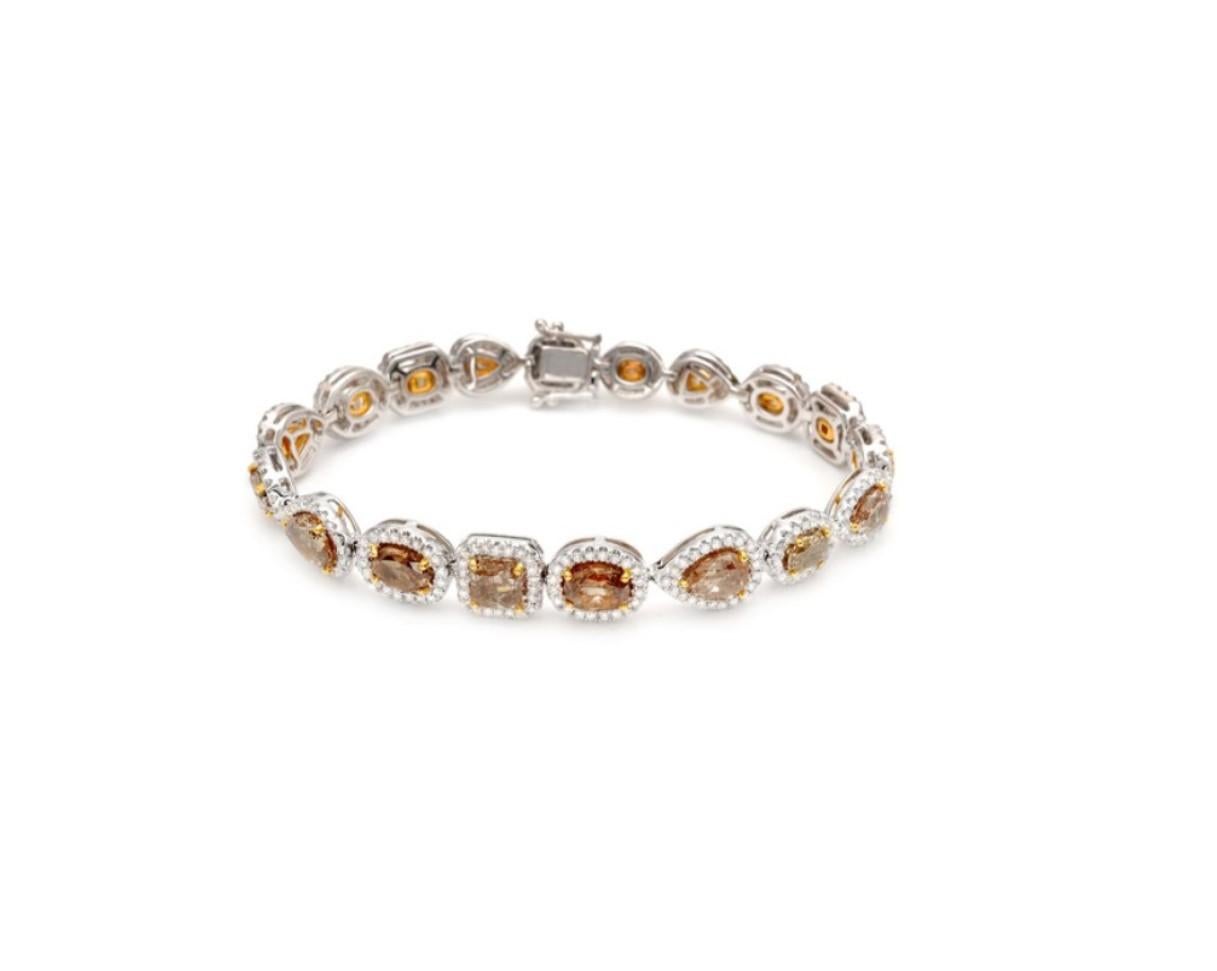 Il seguente articolo che offriamo è questo bellissimo e raro bracciale scintillante in oro 18KT. Questo raro braccialetto dal design Art Deco presenta una serie di magnifici e rari diamanti assortiti di colore giallo cognac arancio intenso. T.C.W.