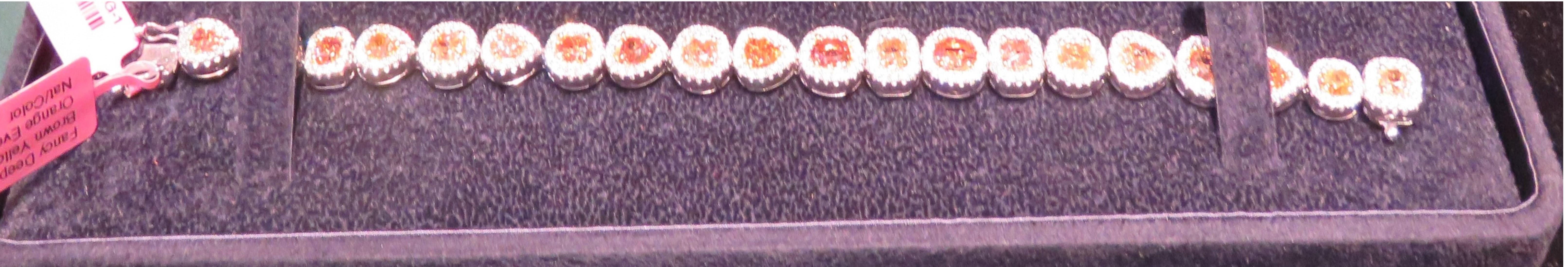 NEU $98, 000 18KT Gold Fancy Wunderschönes glitzerndes Diamantarmband im Deko-Design, Deko-Design im Zustand „Neu“ im Angebot in New York, NY