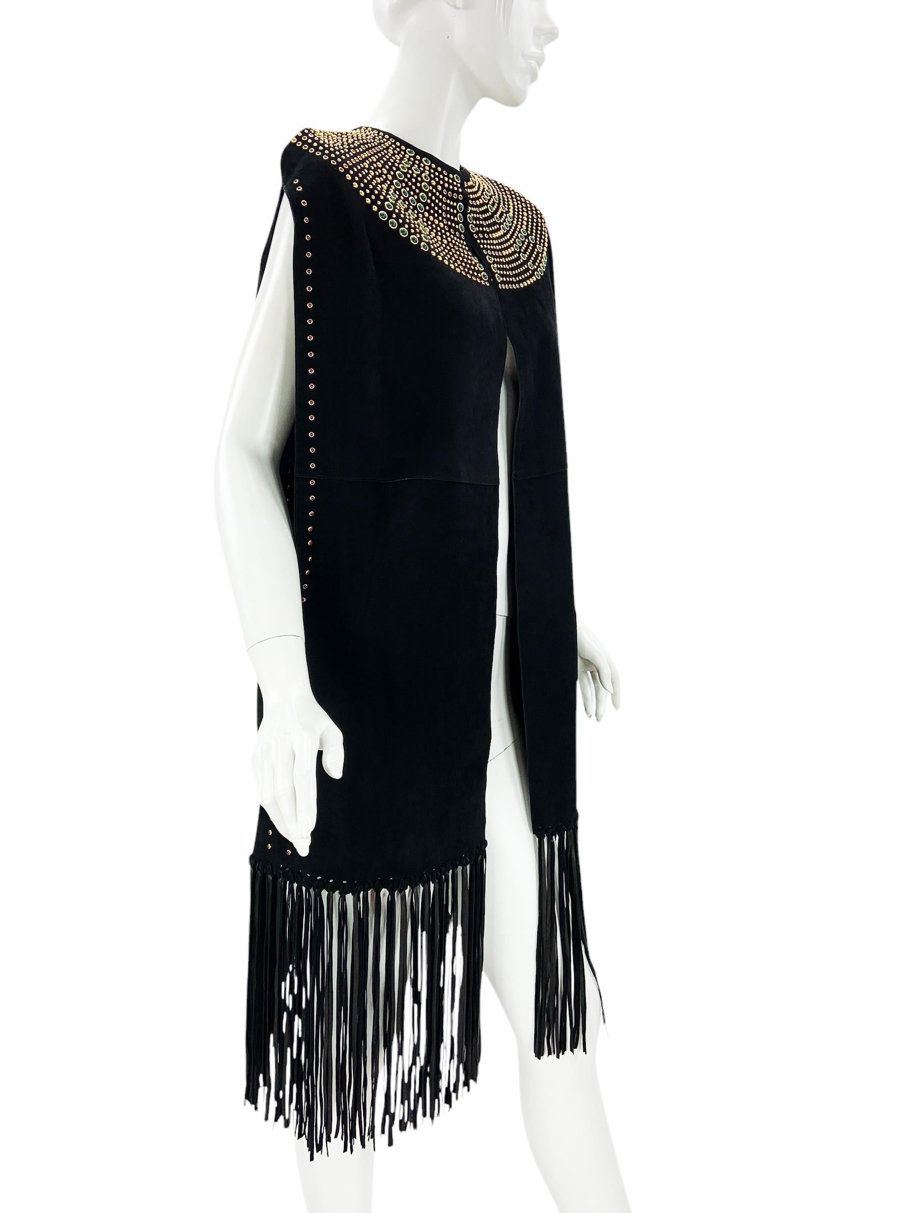 NWT Valentino Black Leather Suede Studded Fringe Trim Cape
Taille de créateur - 4 (convient également aux tailles plus grandes, veuillez vérifier les mesures)
Cuir d'agneau noir, col orné de clous métalliques rouges et verts (inspiré du style